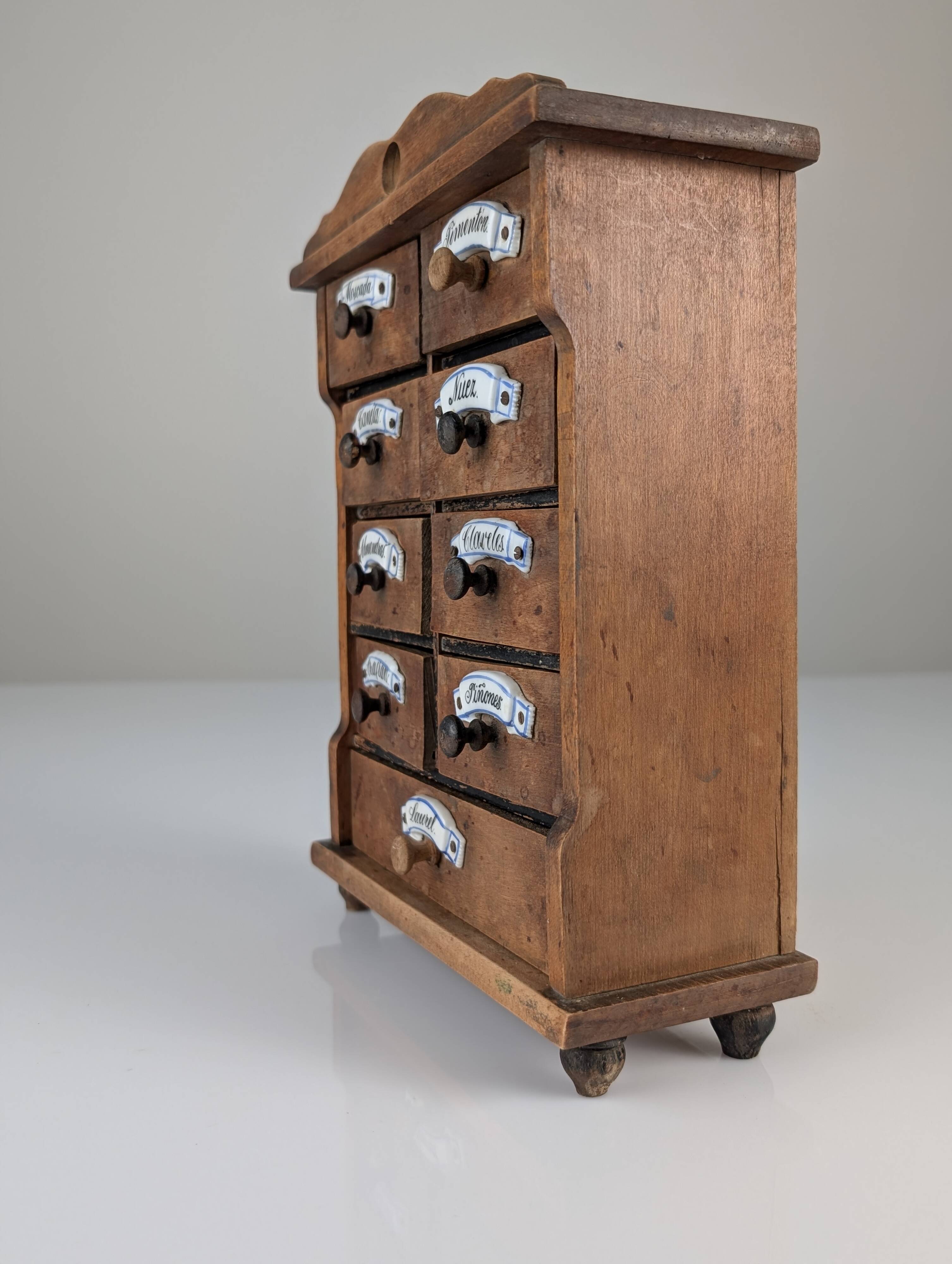 Cabinet à épices en bois rustique espagnol avec étiquettes en céramique, années 1930