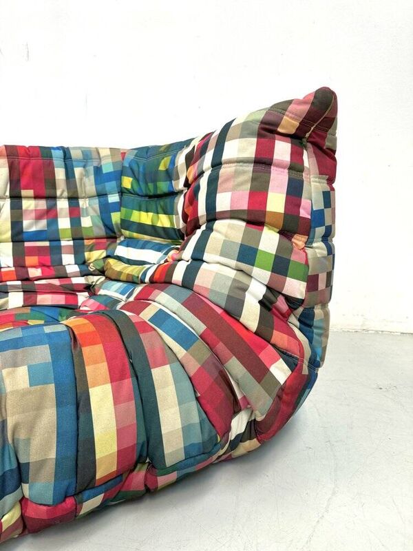 Sofa 3 places Togo Shanghai en édition limitée avec accoudoirs par Cristian Zuzunga pour Ligne Roset, 2012