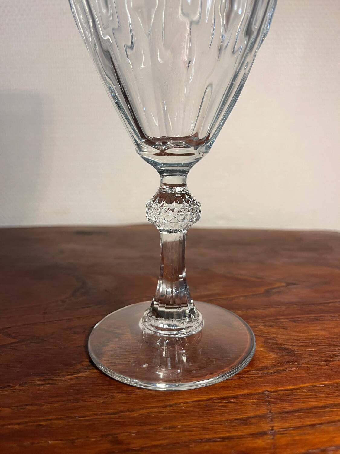Wine water stemmed glass with chiseled decoration
