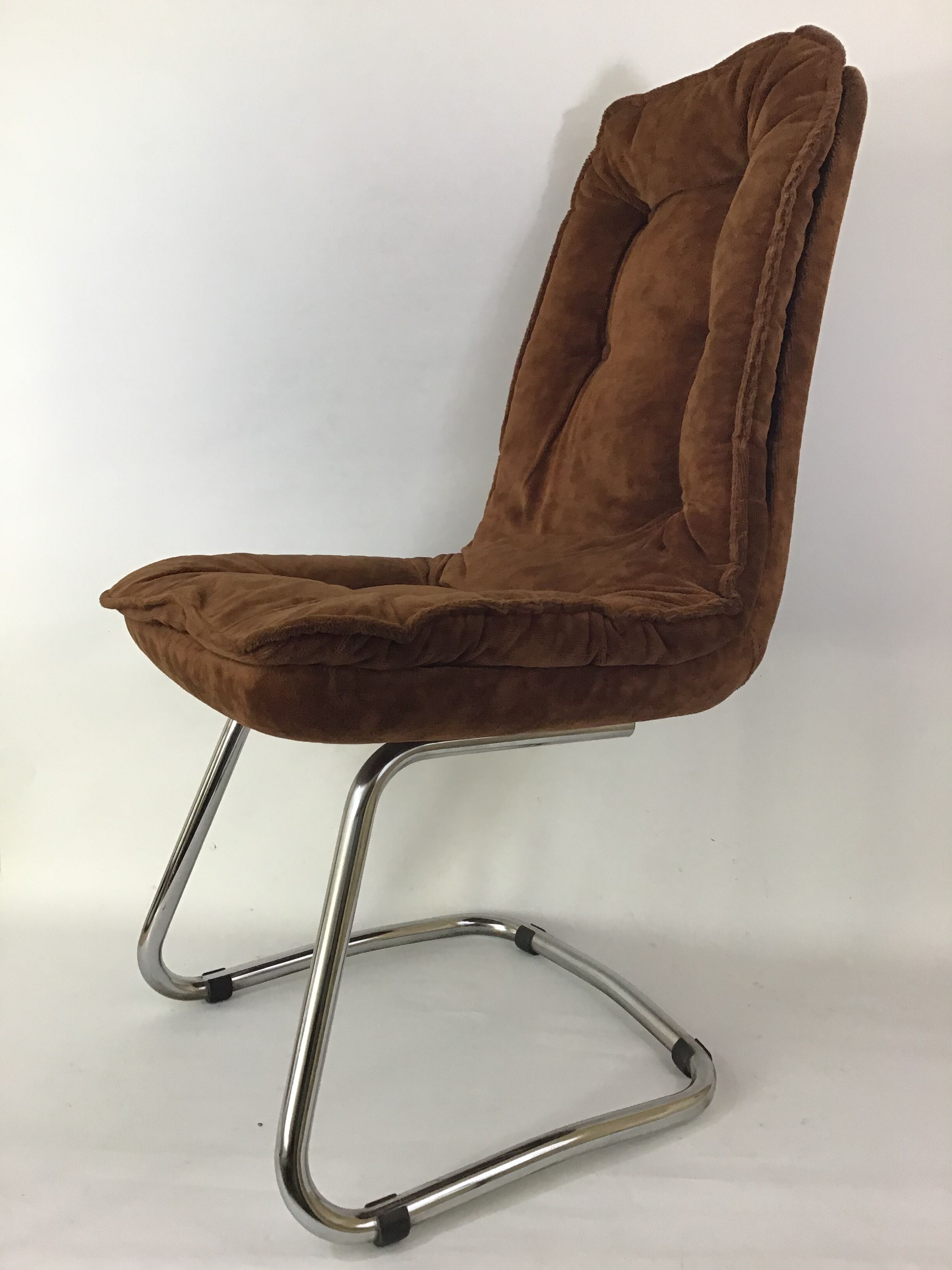 4 velvet-hulled chairs