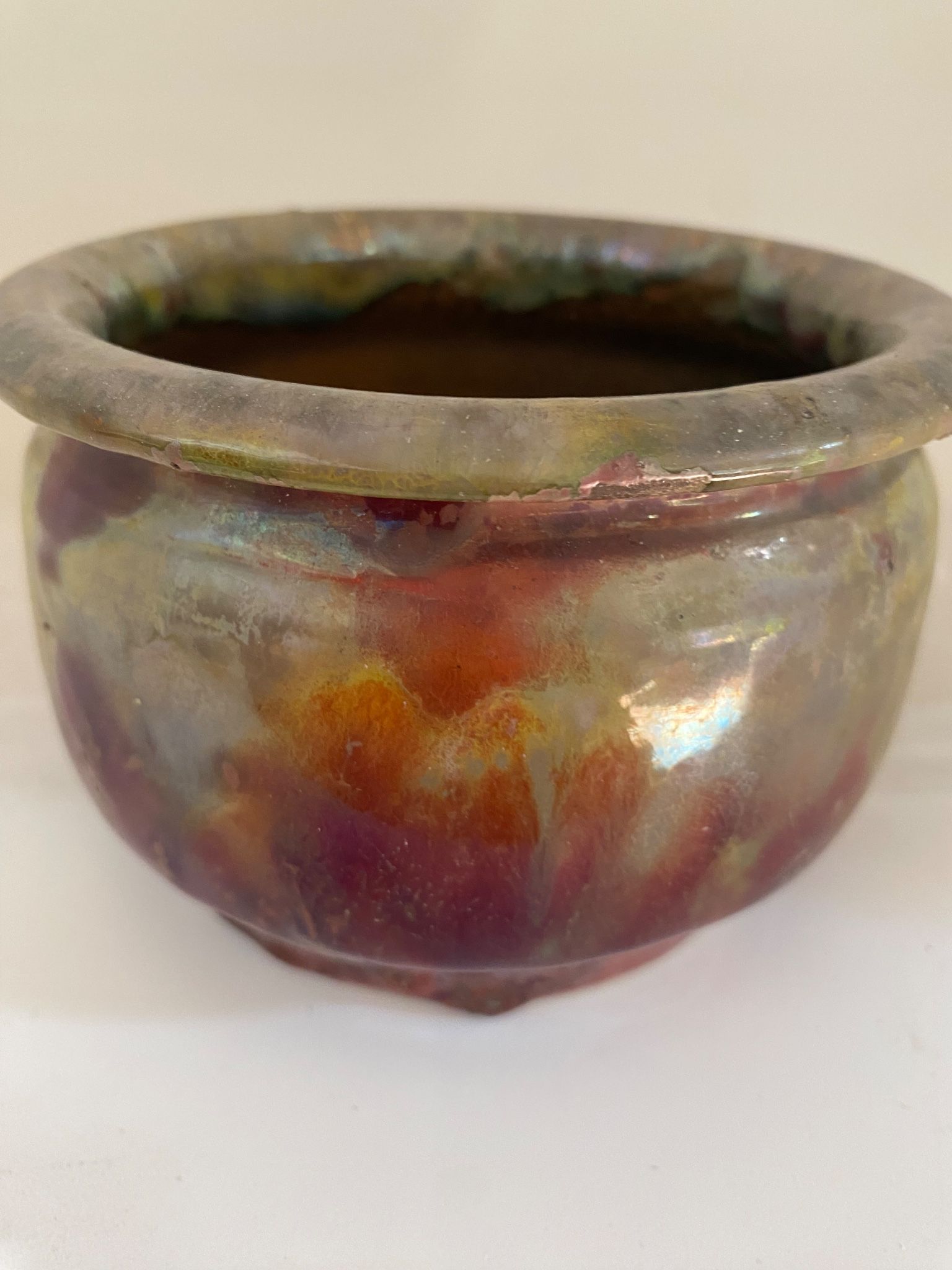 Iridescent ceramic pot