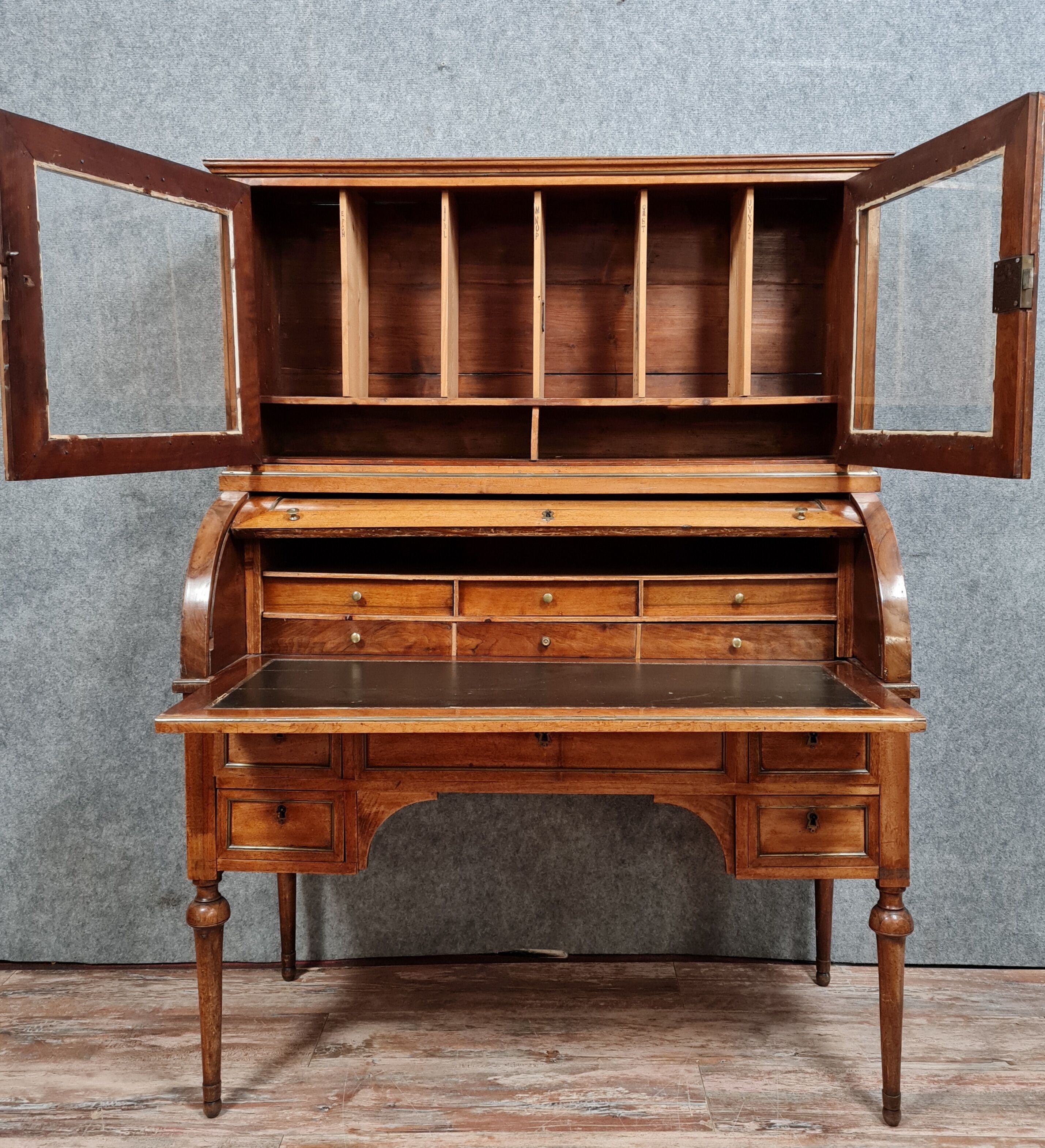 Louis XVI period cylinder office in blond mahogany around 1760-1780