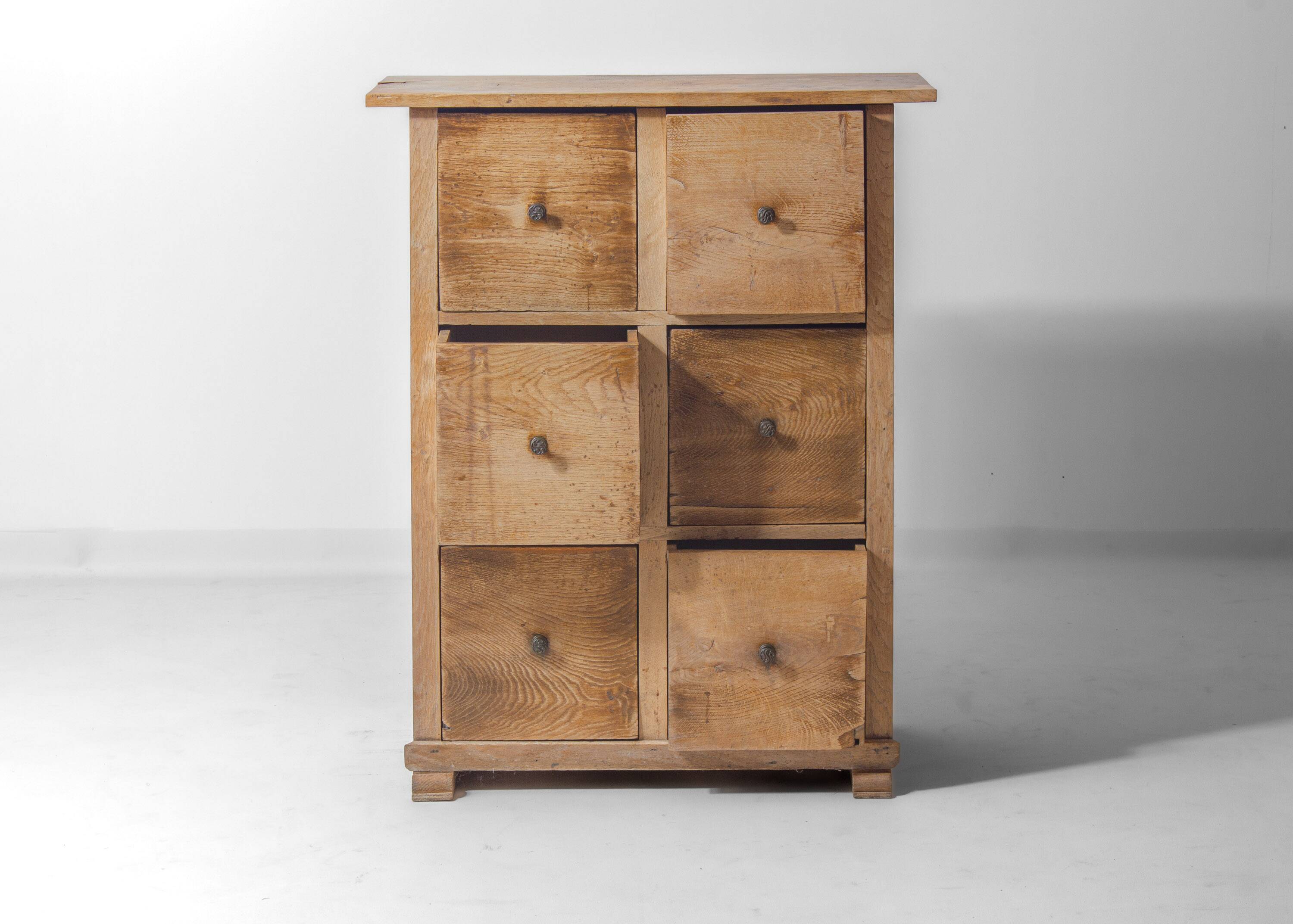 Commode rustique d'art populaire, France années 1900