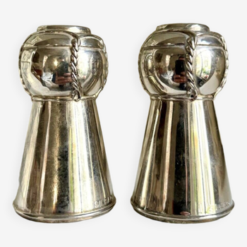 Salt and pepper shaker with silver metal cap