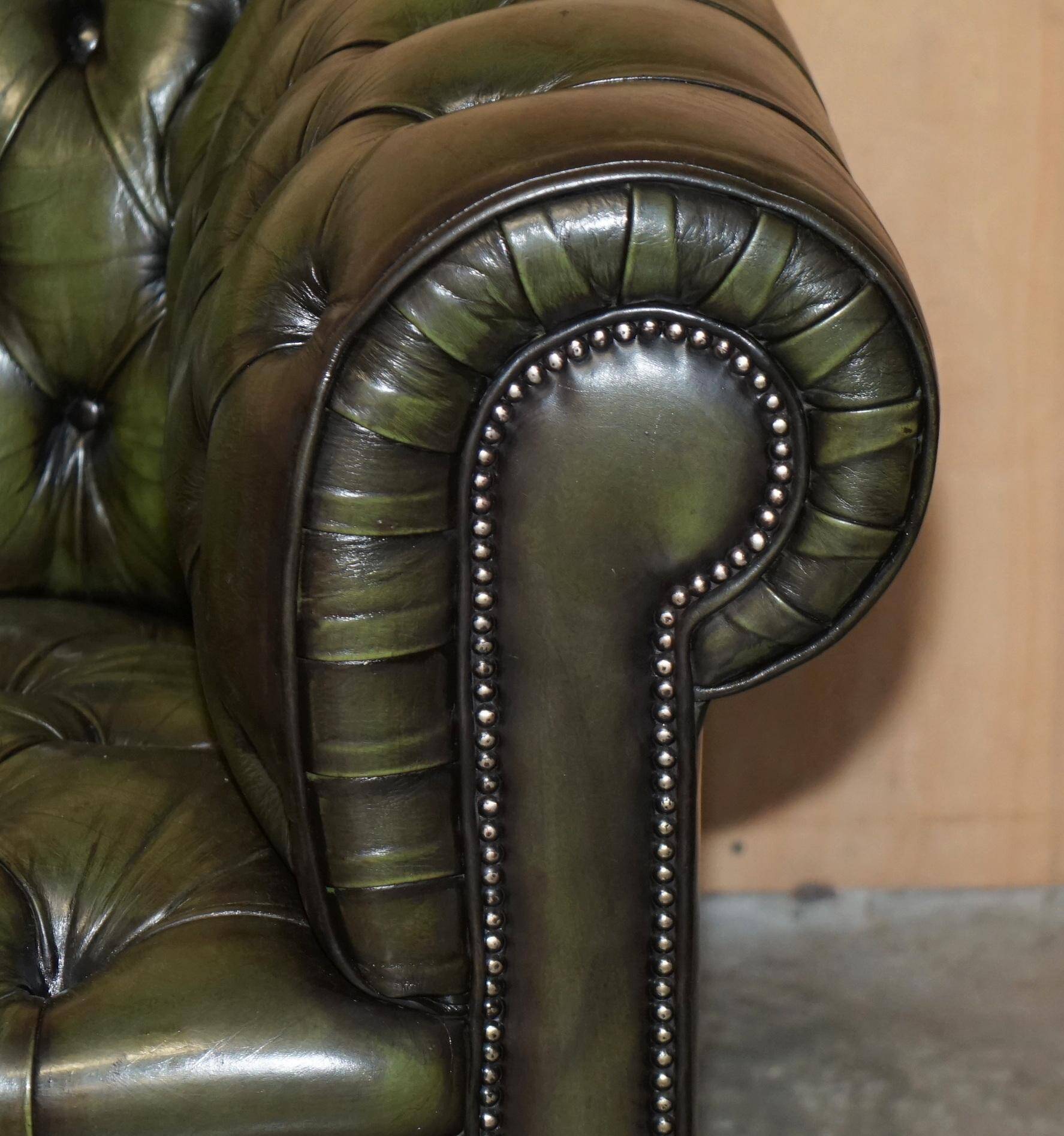 Chesterfield sofa in renovated leather, Regency style from the 1950s.