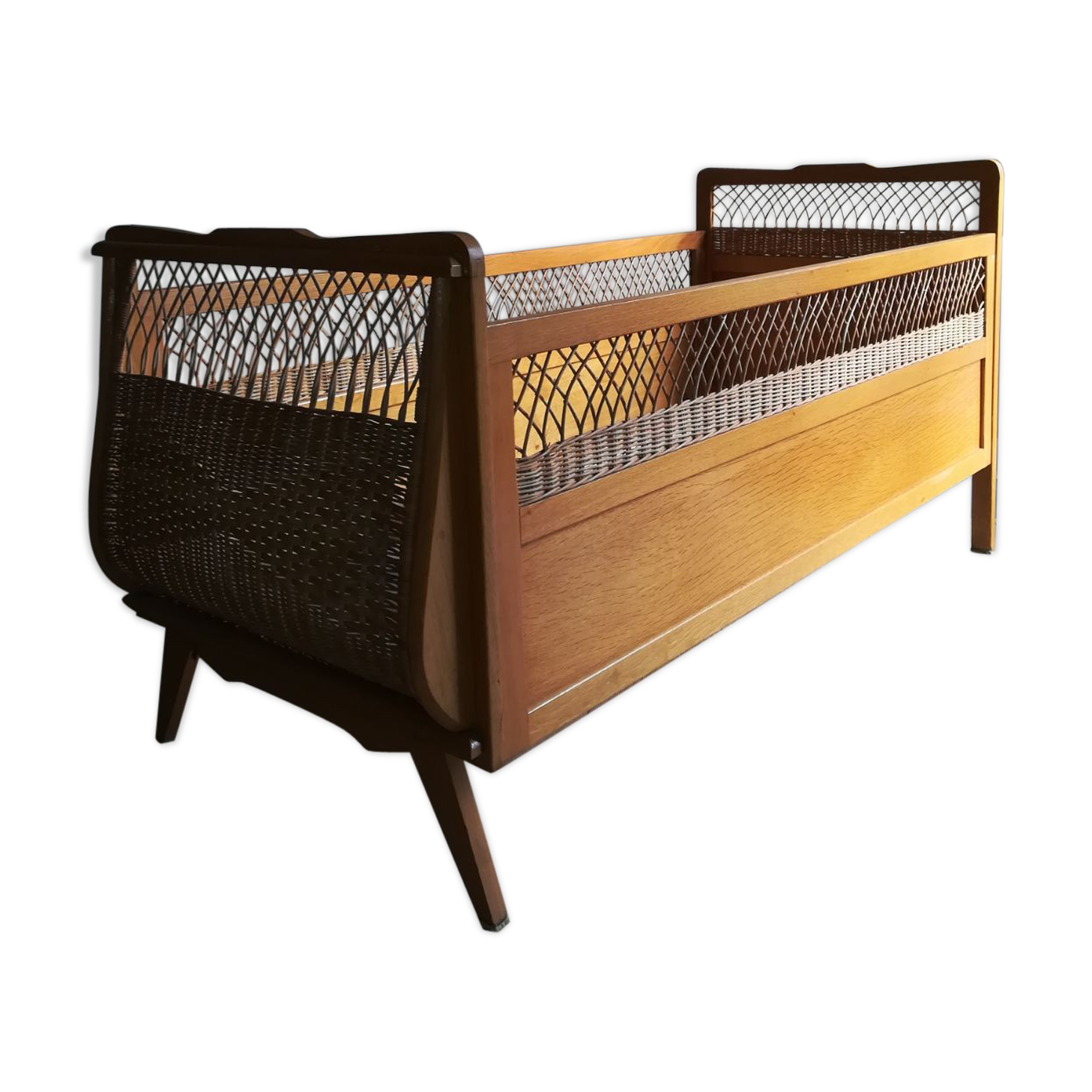Lit bébé en bois et rotin vintage