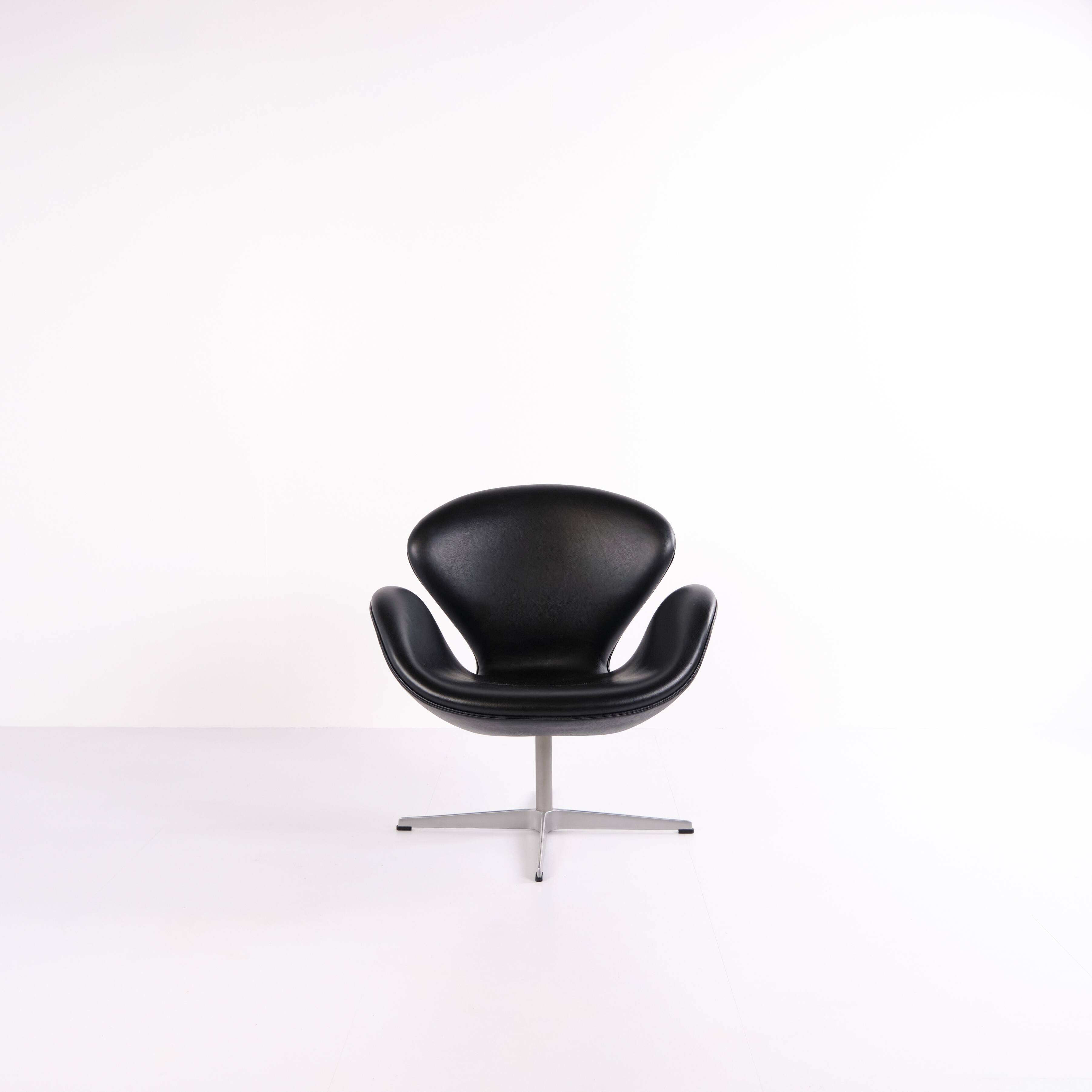 Armchair - The Swan - Model 3320 - Brown leather - Arne Jacobsen - Fritz Hansen - 2007