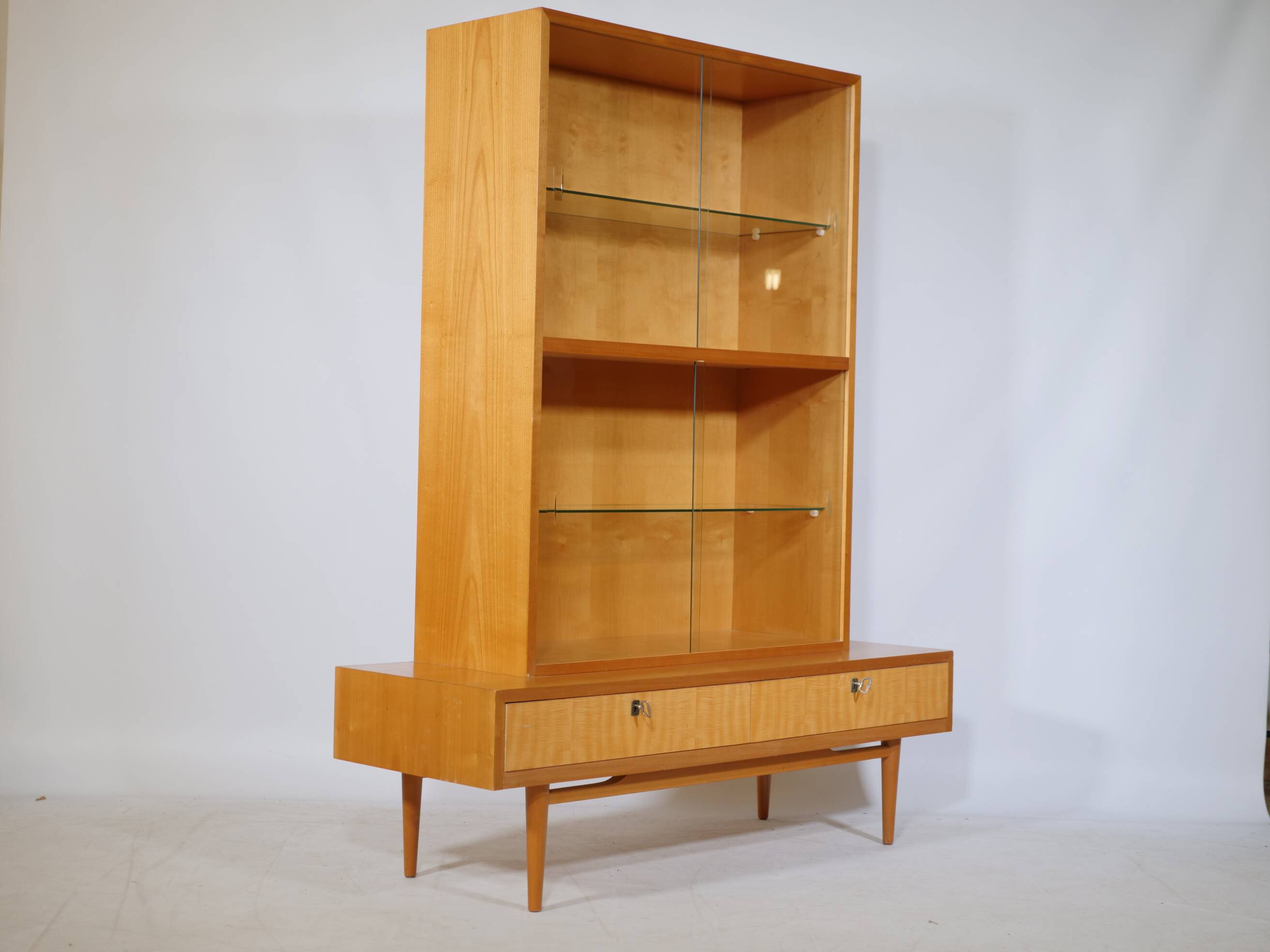 Vitrine en bois de cerisier des années 1960 et 1970, meuble design MCM