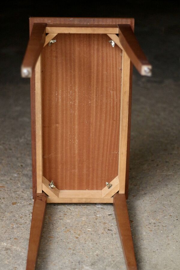 Jolie table basse vintage, ou table d'appoint dite bout de canapé, en acajo