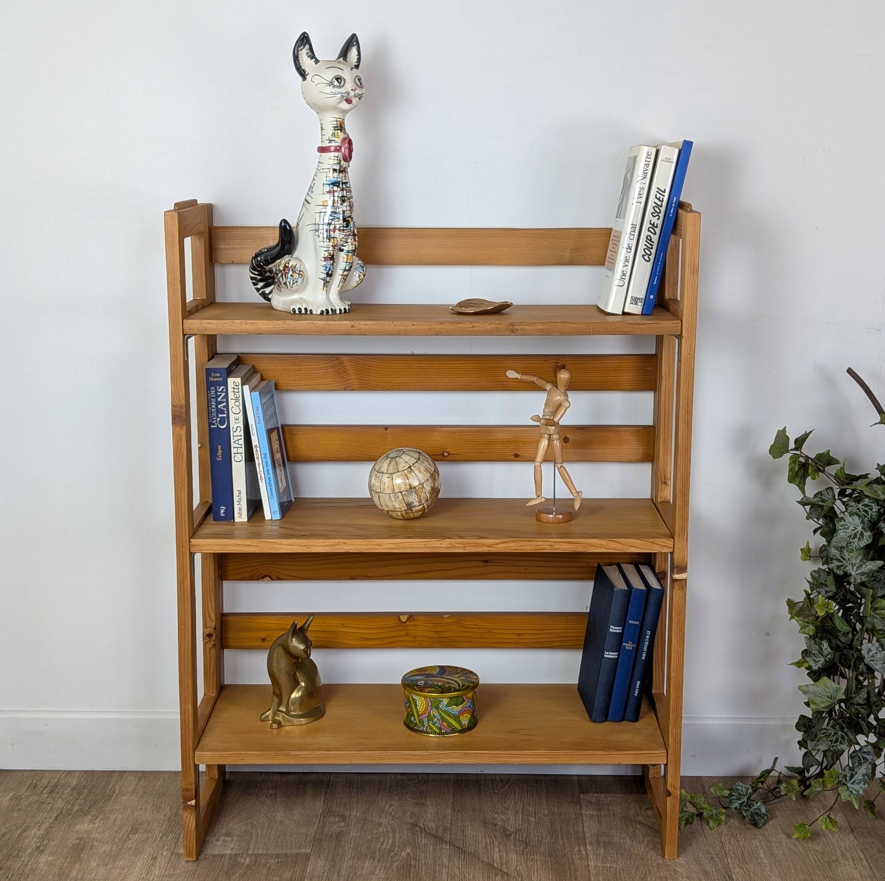 Folding bookcase shelf