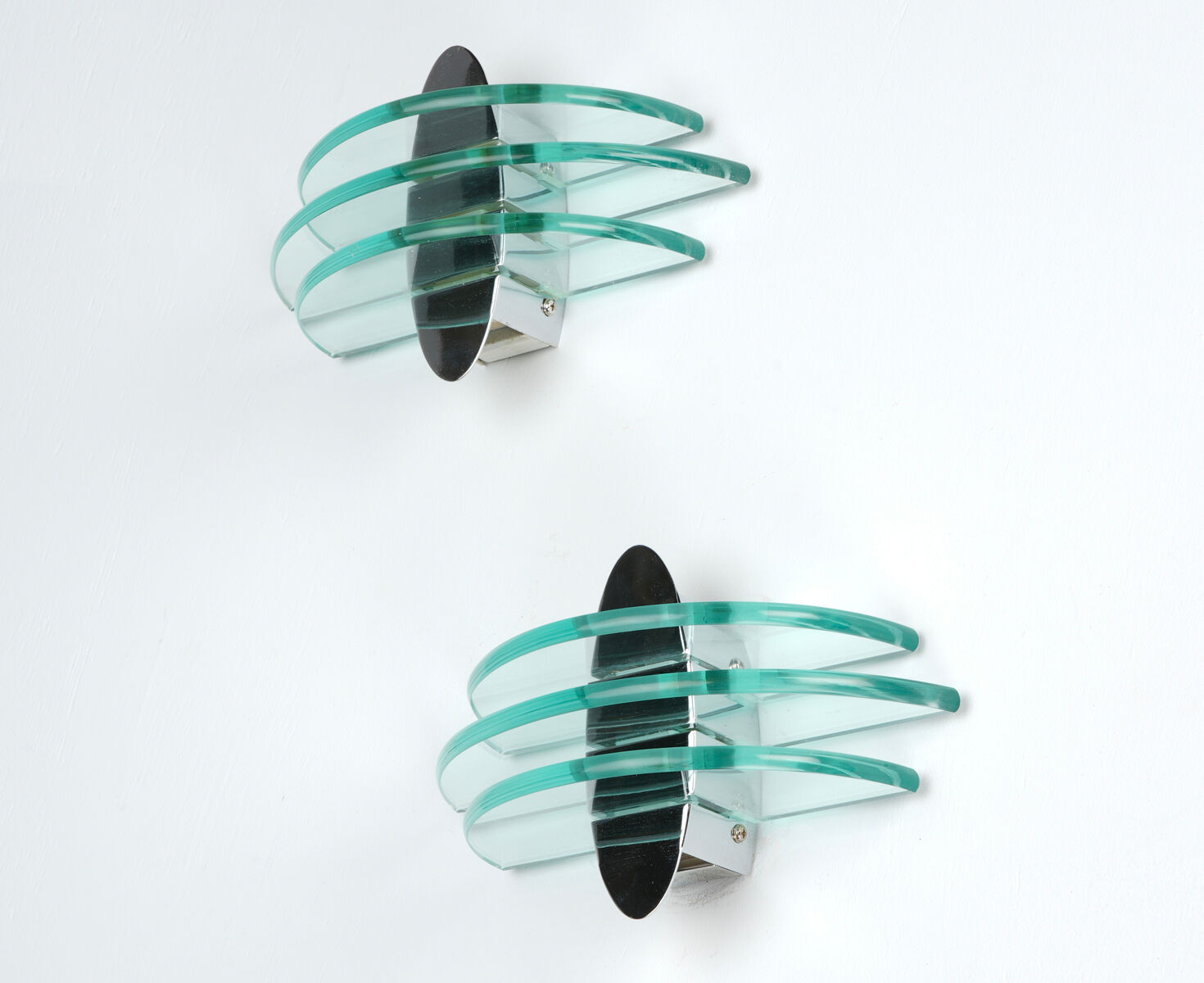 Paire d'appliques postmoderne en métal et verre circa 1980