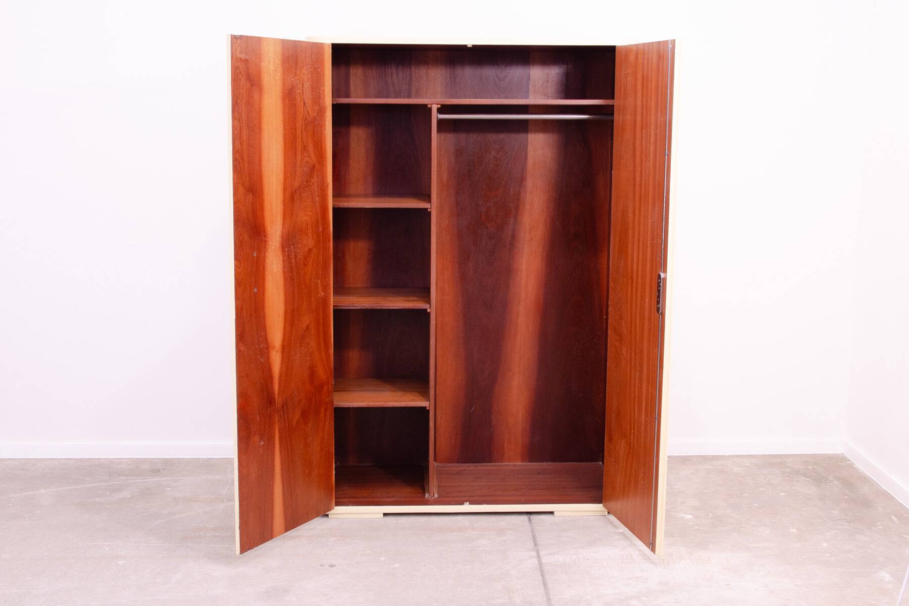 Armoire Bauhaus, années 1930, Tchécoslovaquie