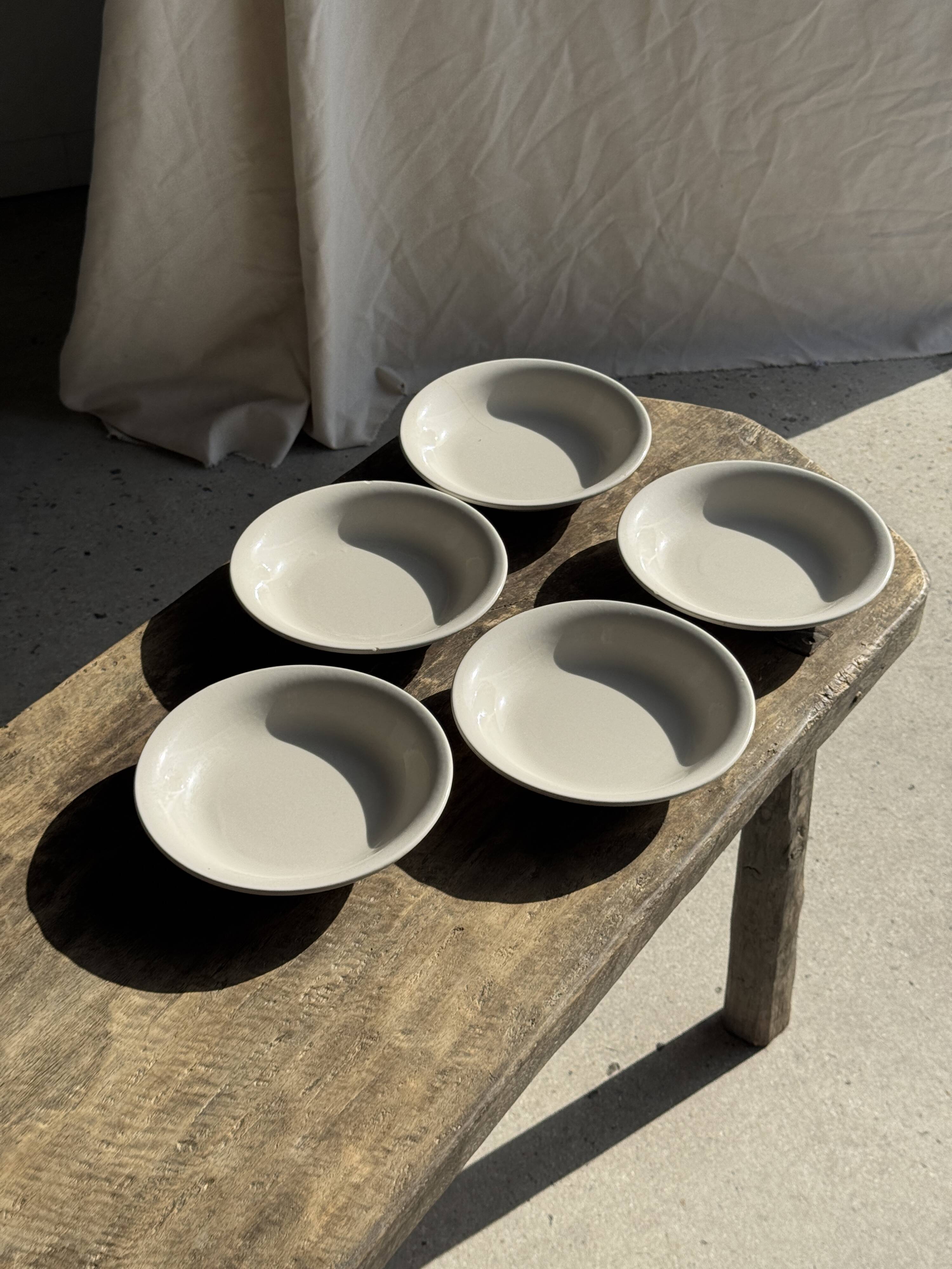 Set of 5 thick white deep plates, no brand, D21.5.