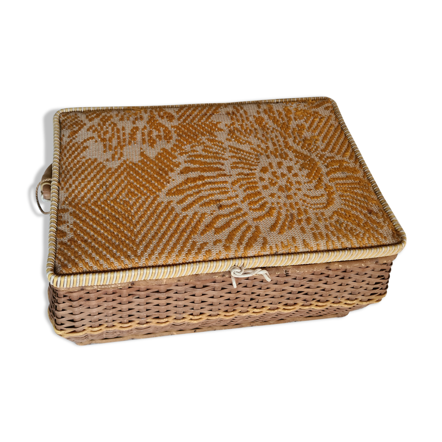 Old Wicker sewing box and scoubidou, vintage