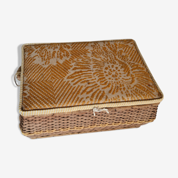 Old Wicker sewing box and scoubidou, vintage