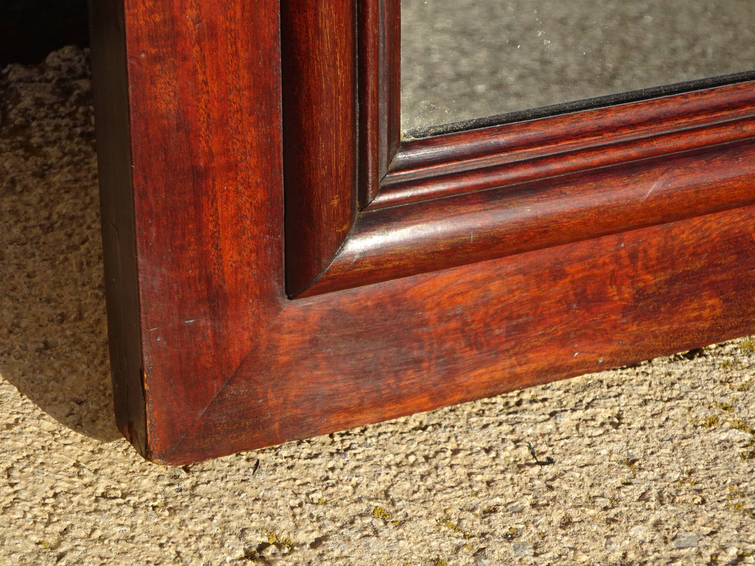 Large antique mirror in a flame mahogany frame; 132x82 cm
