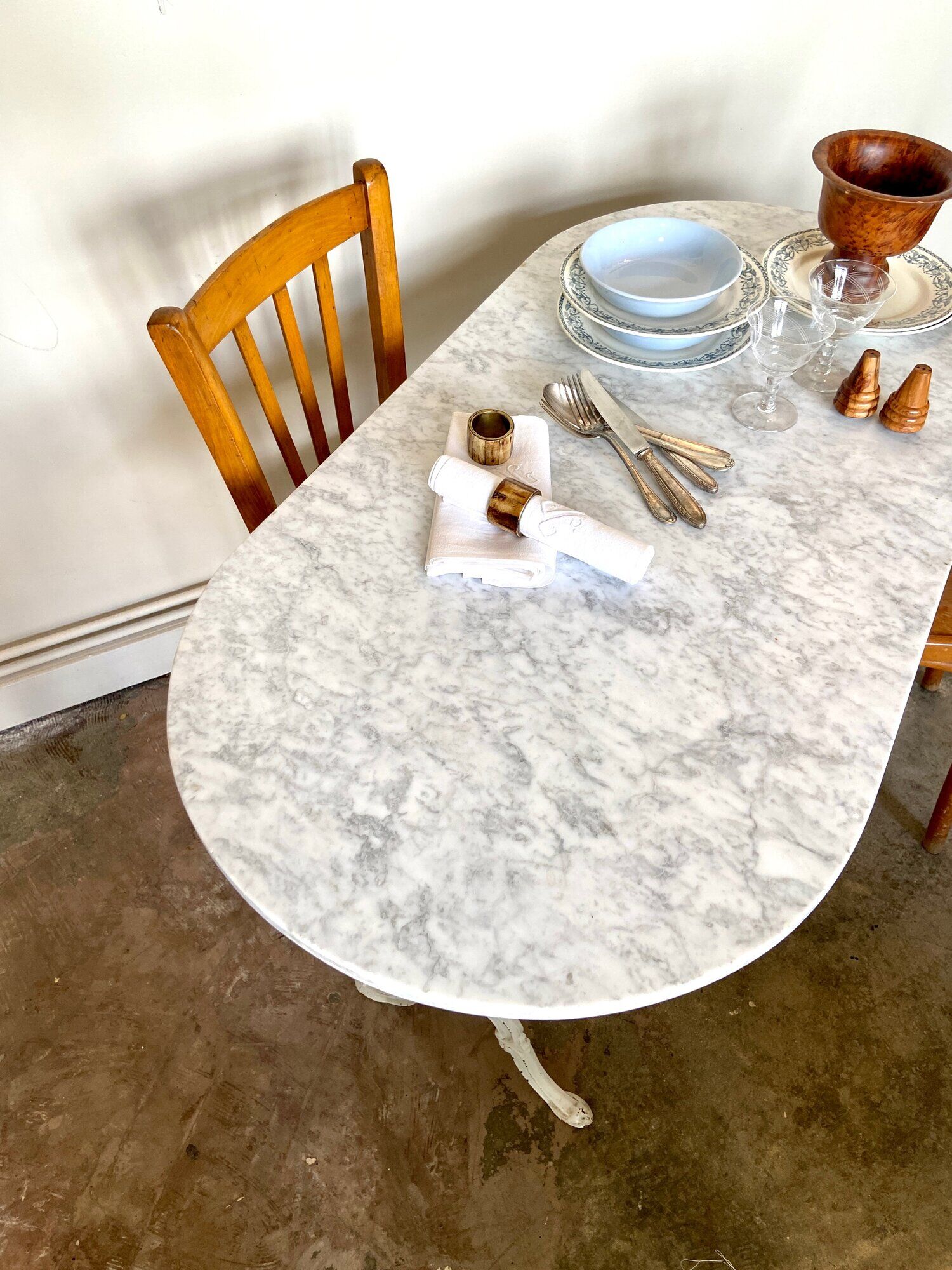 Bistro table in grey marble and white ☐ cast iron 120 x 60 cm