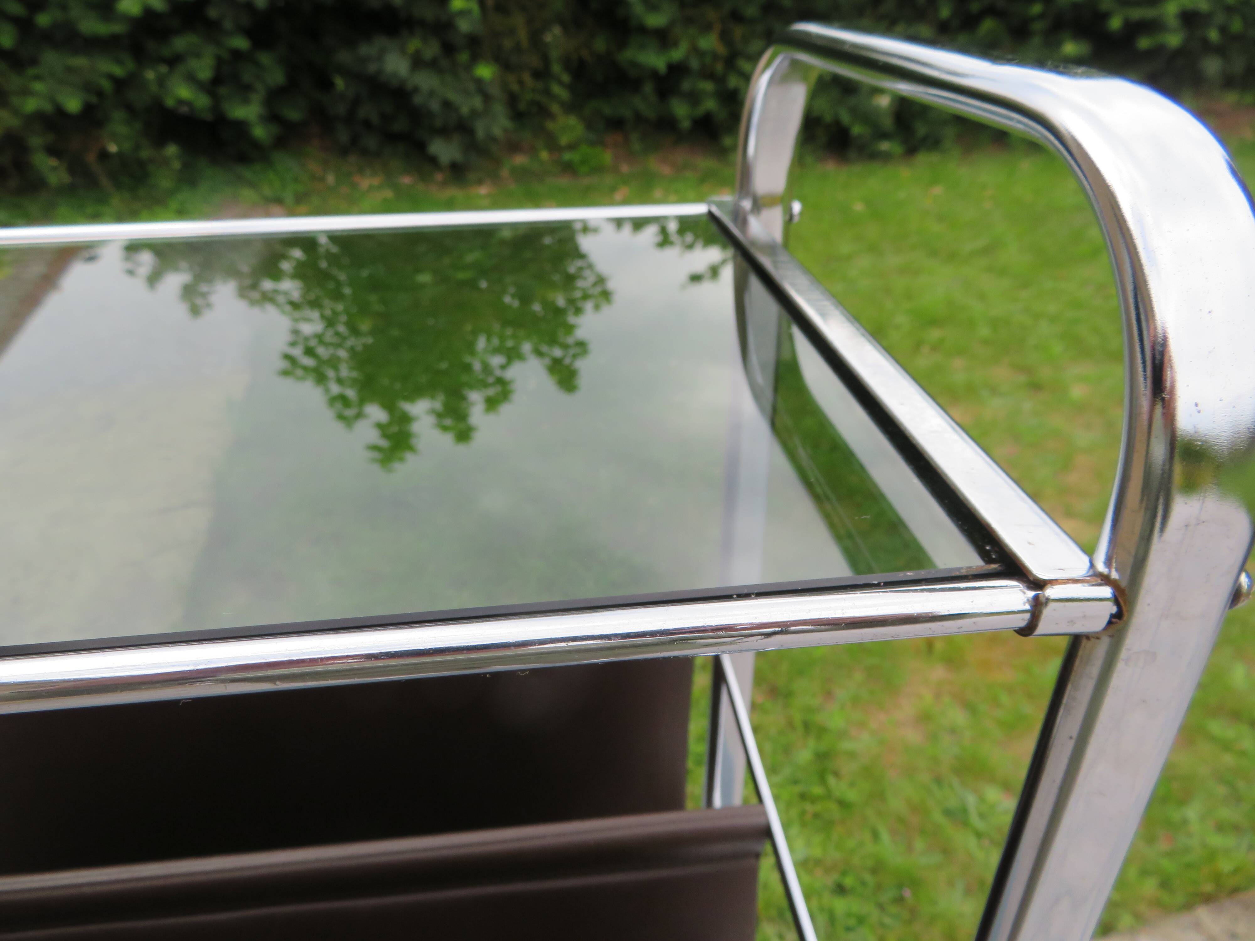 Porte-revue chrome et cuir avec tablette en verre