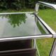 Porte-revue chrome et cuir avec tablette en verre
