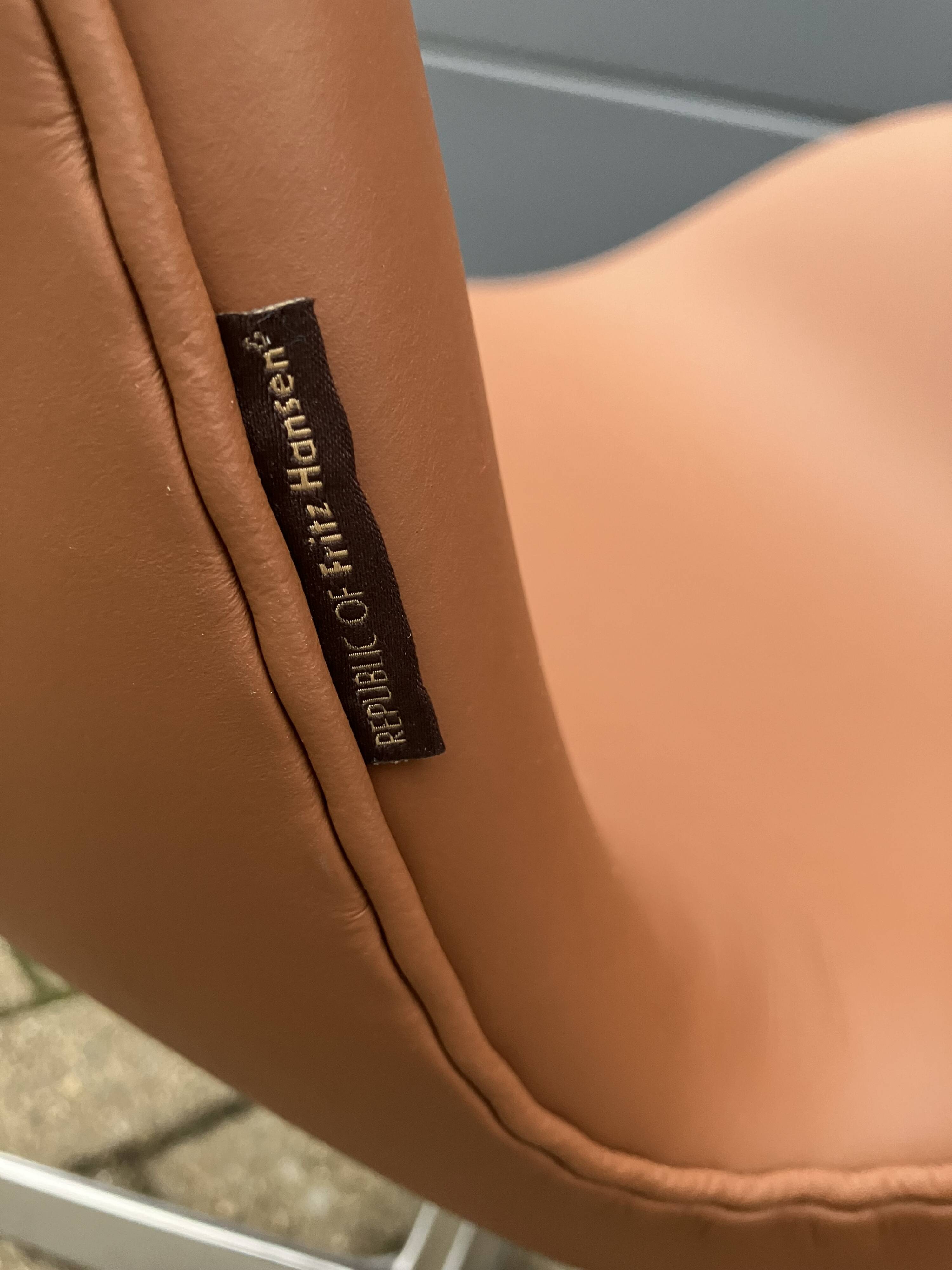 Fritz Hansen Swan chair by Arne Jacobsen in Cognac leather, NEW condition!!