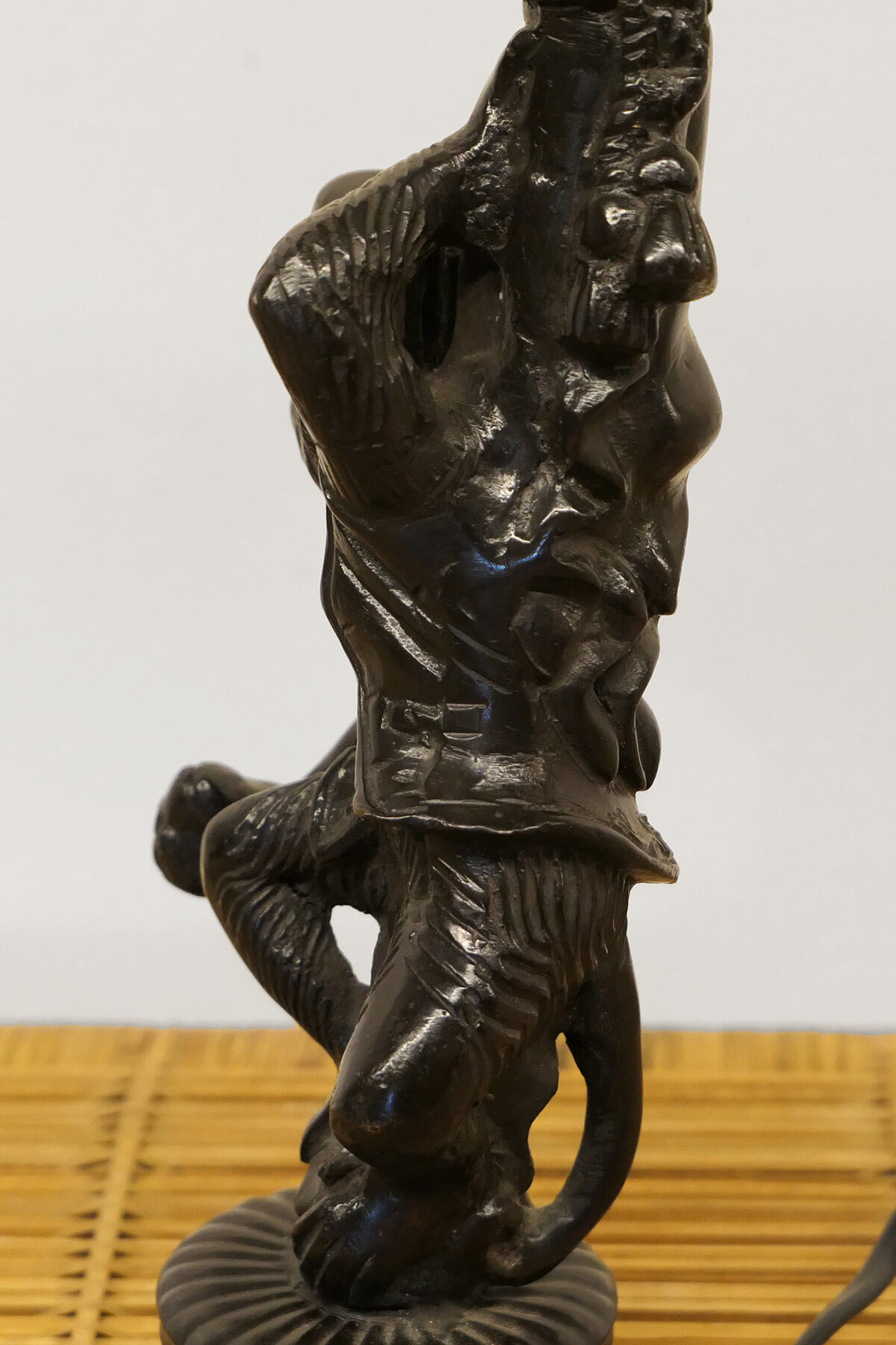 Lamp monkey learned juggler in patinated bronze