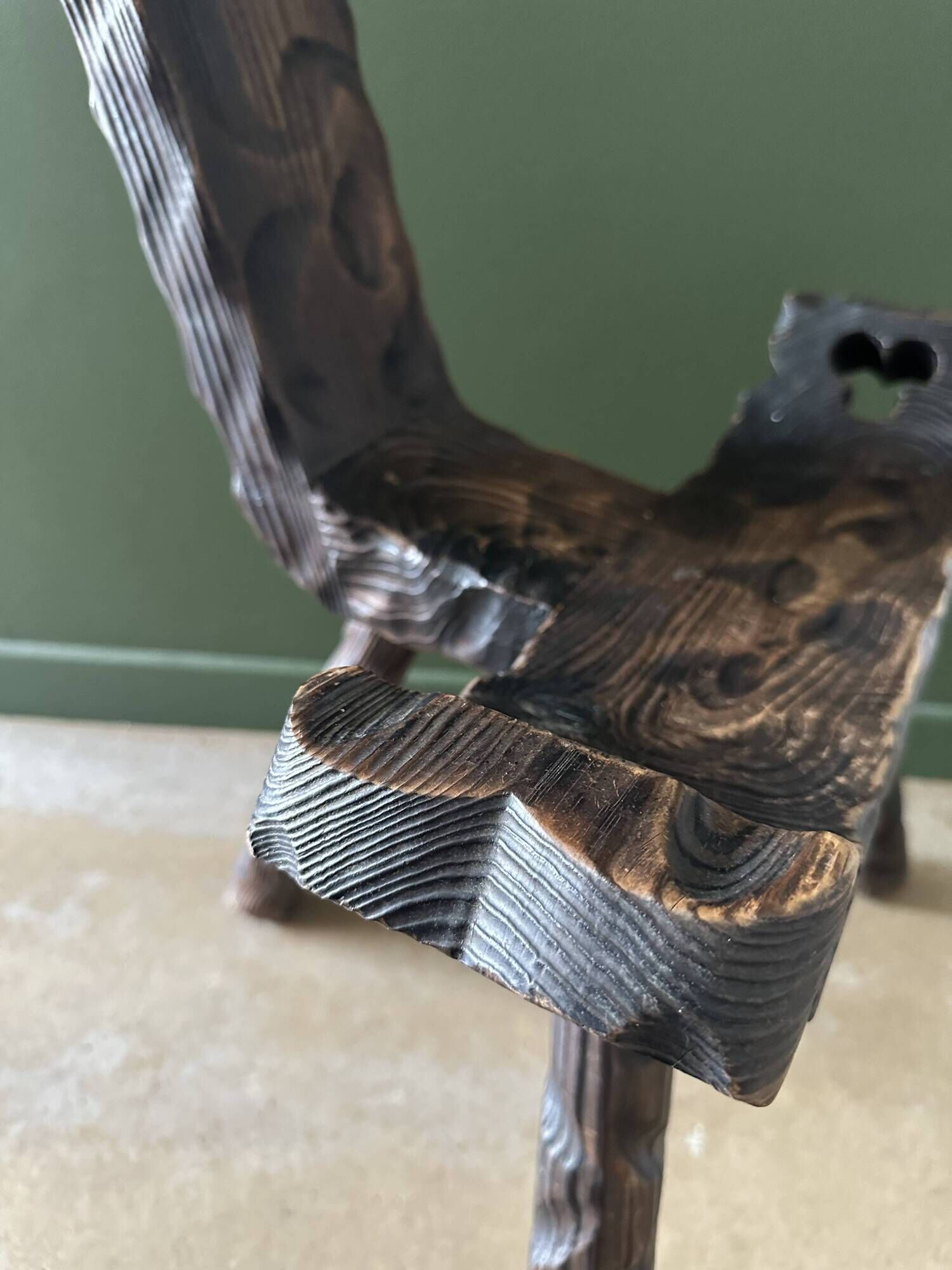 Chaise tripode brutaliste