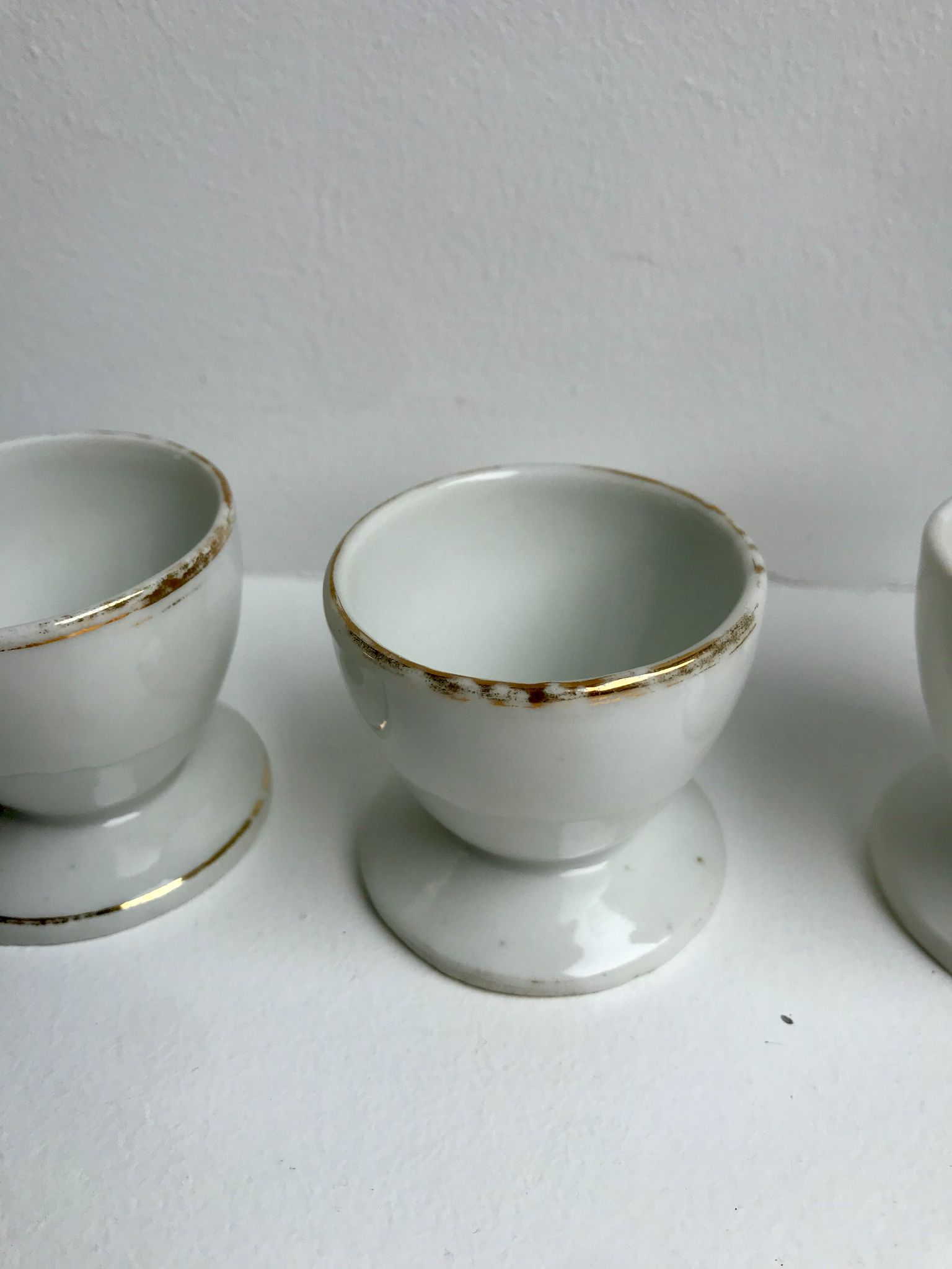 Trio de coquetiers blancs liseré doré années 50