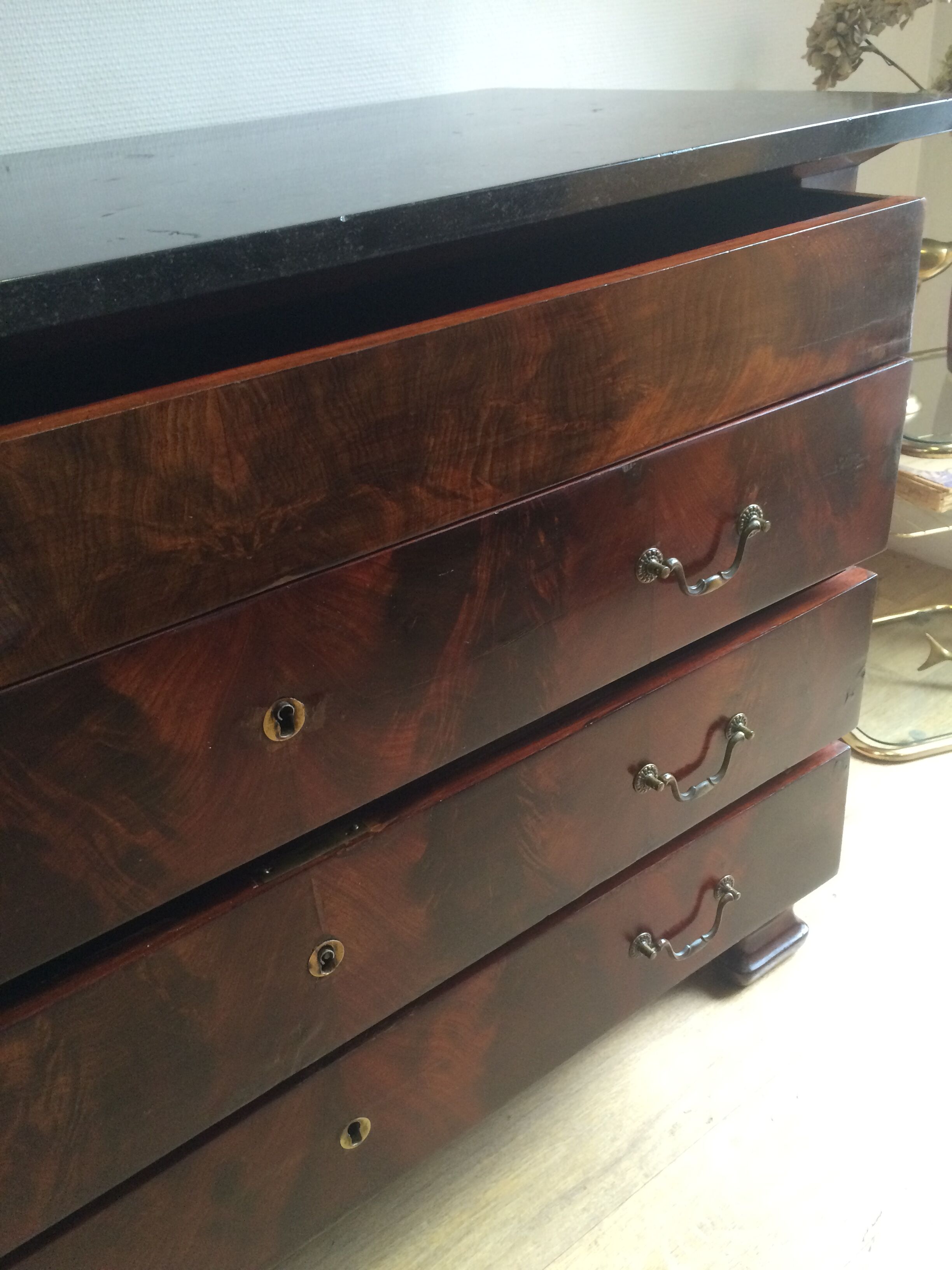 Commode Louis Philippe bois et marbre noir, 4 tiroirs