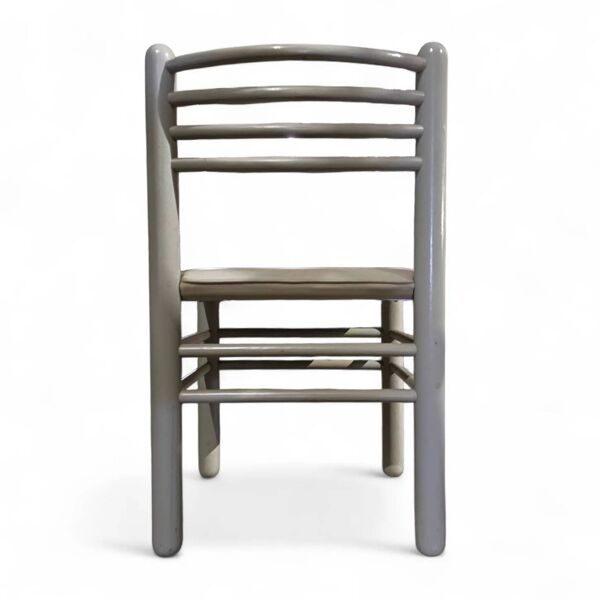 5 chaises de salle à manger / cadre en bois gris clair / siège en cuir / Allemagne années 1970 / étiqueté ''ideen für kuchen - innenarchitektur
