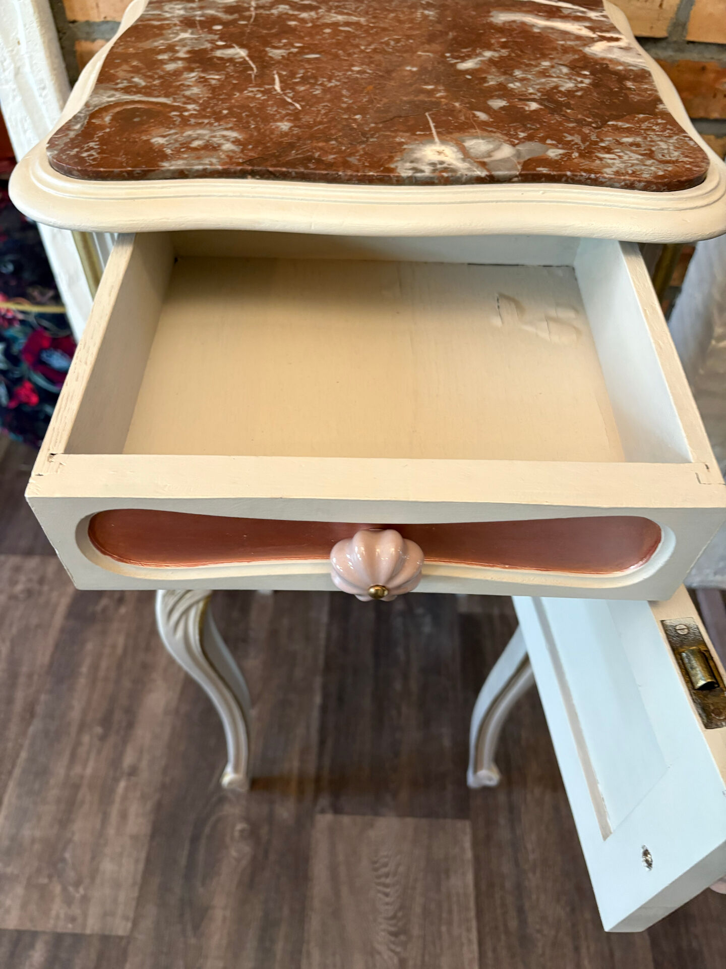 Table de chevet ancienne rénovée – style Louis XV, marbre rouge