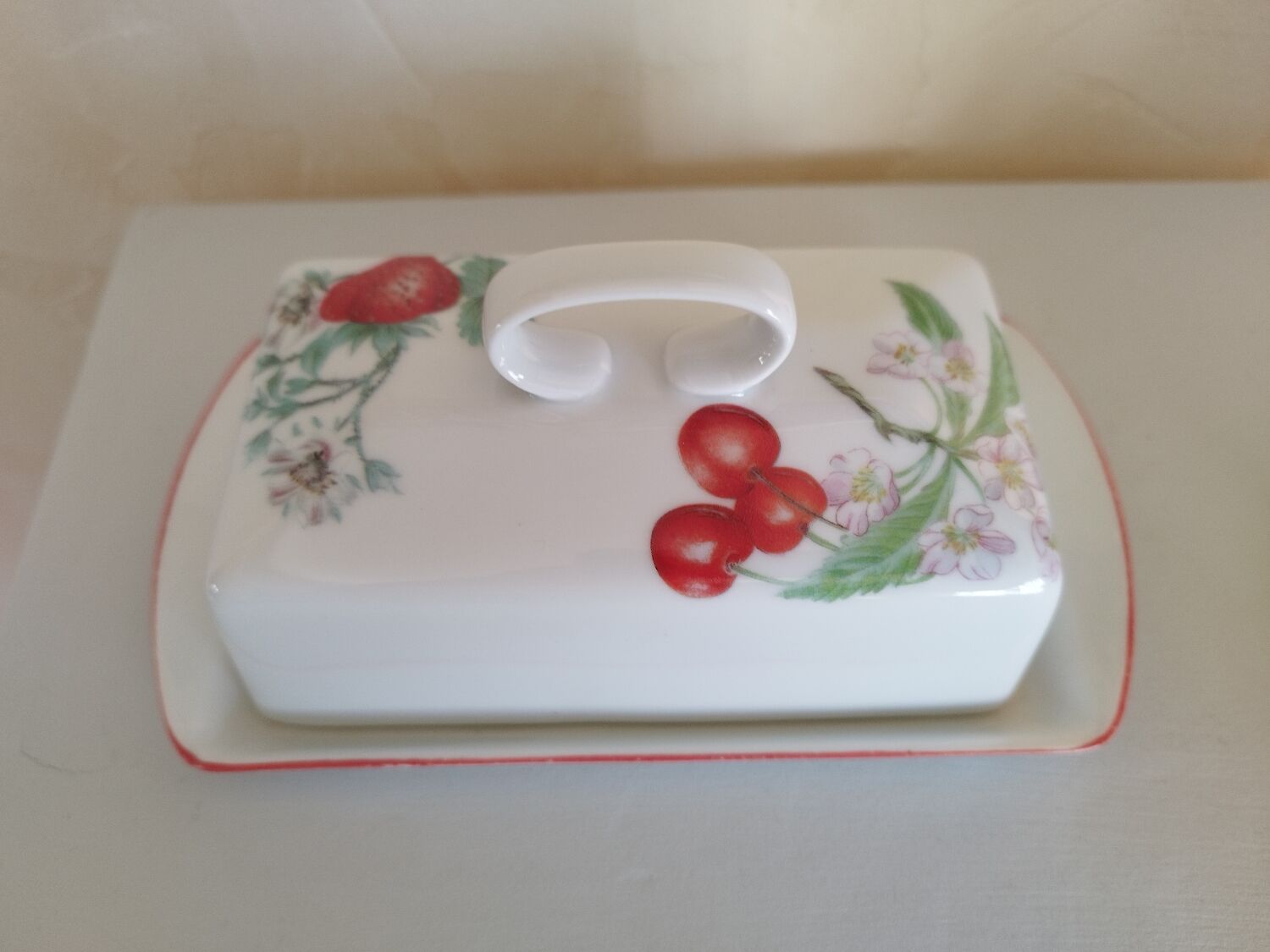 Beurrier porcelaine décor fruits rouges
