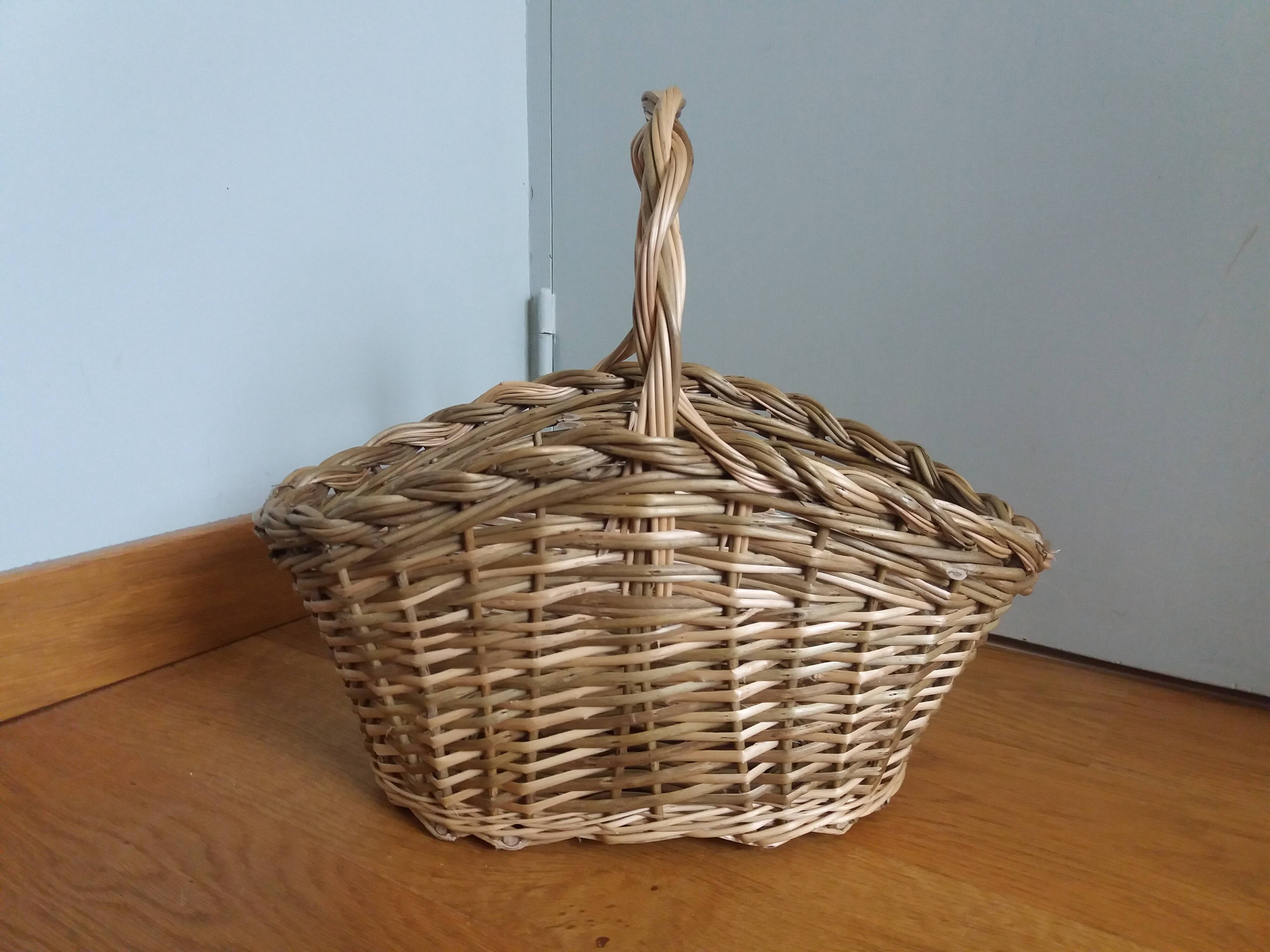 Basket with wicker basket handle