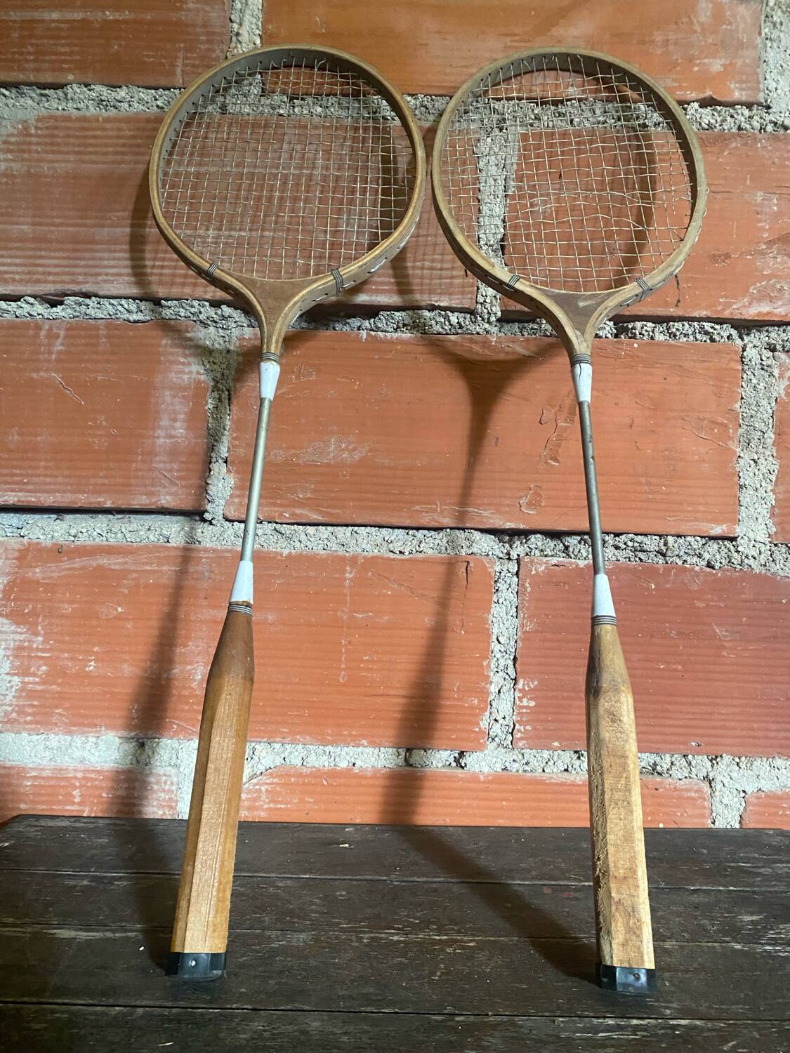 Paire de raquettes de tennis anciennes en bois et métal, années 50