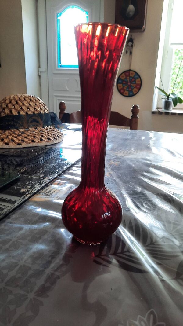 Vase soliflore en verre soufflé rouge ruby