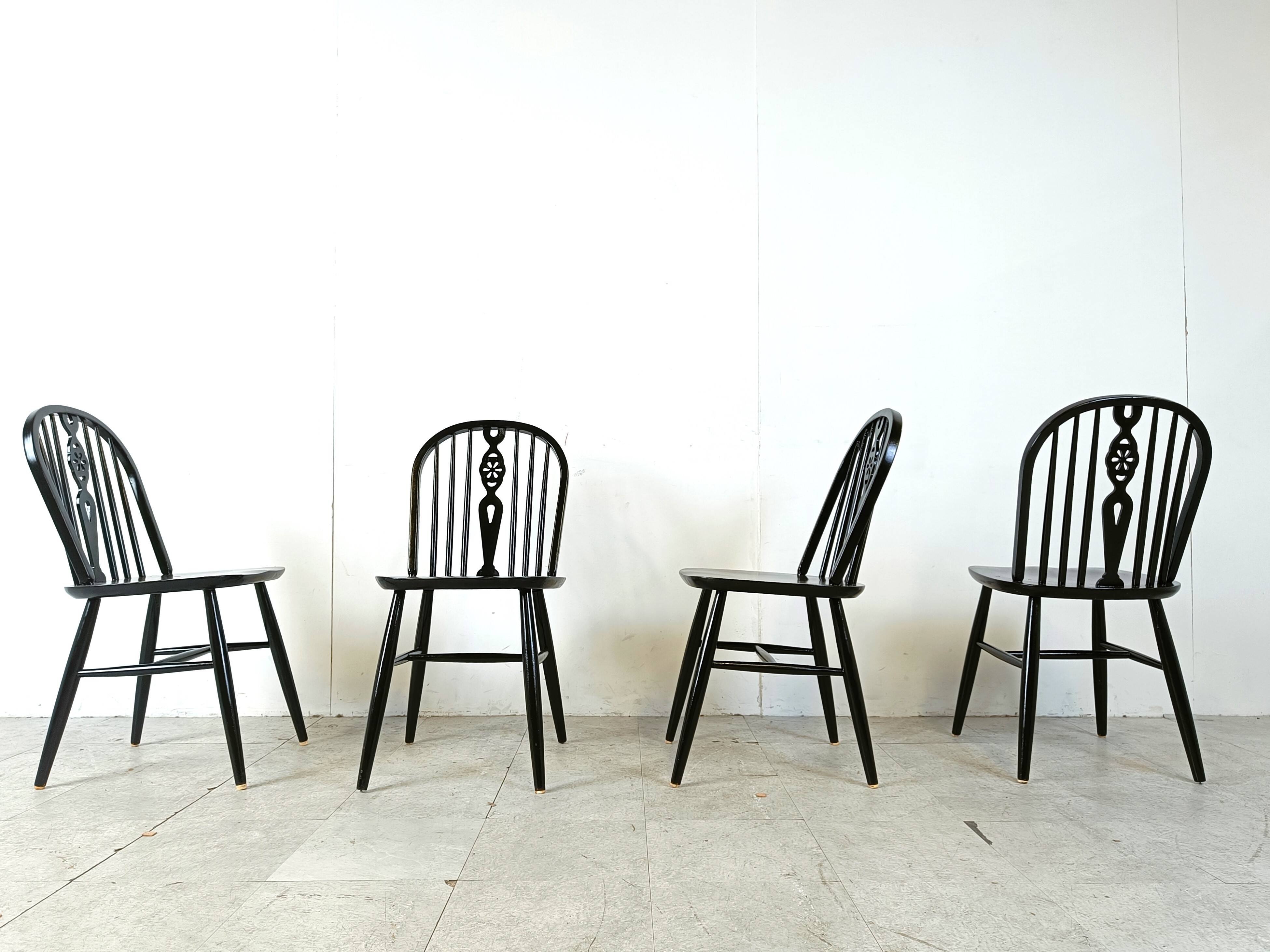 Ensemble de 4 chaises de salle à manger Ercol noircies, années 1950