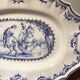 Plat ovale en faïence à décor d’une scène de chasse signée
