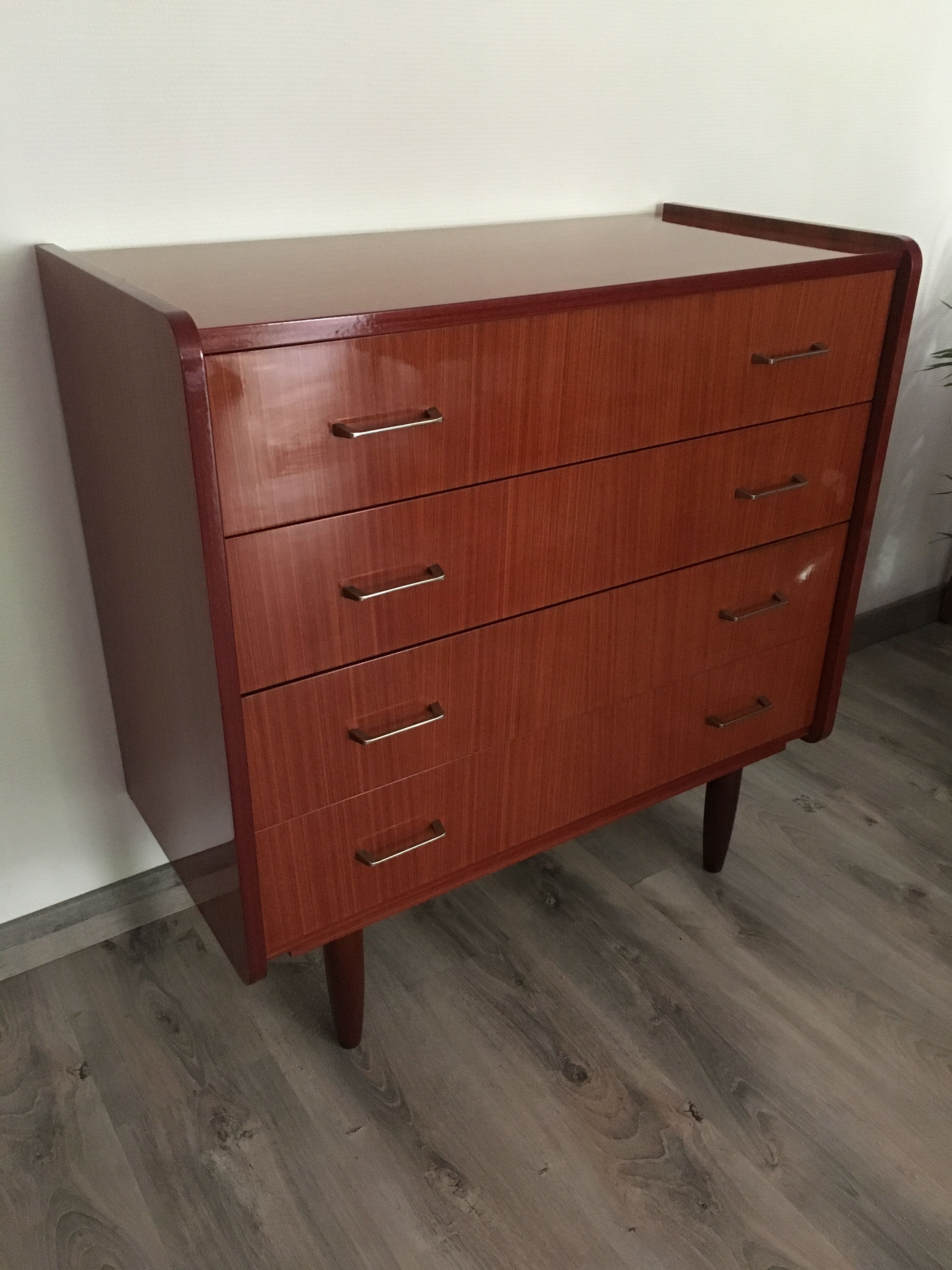 Commode vintage à pieds aiguilles