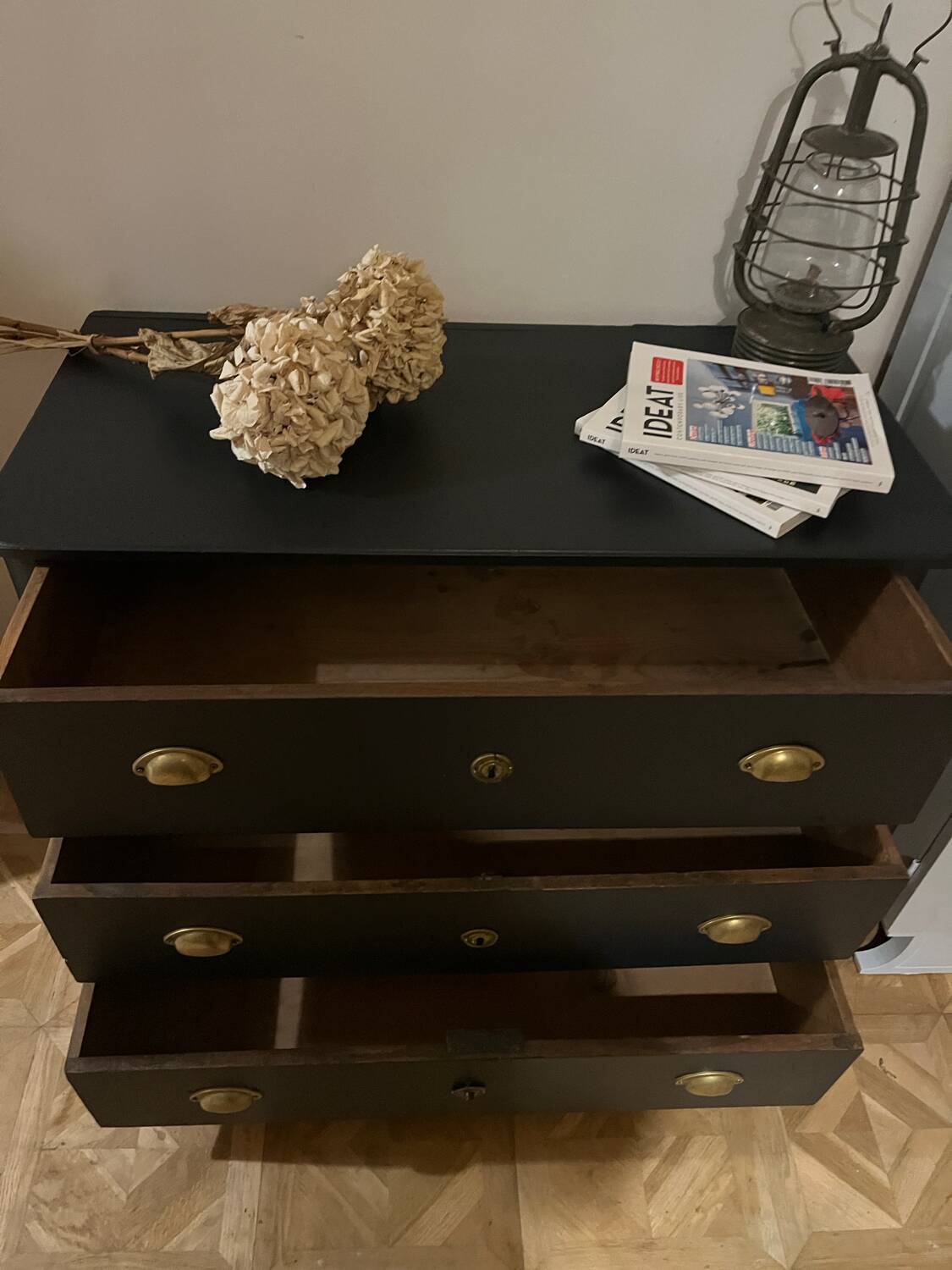 Commode classique noir mat et laiton