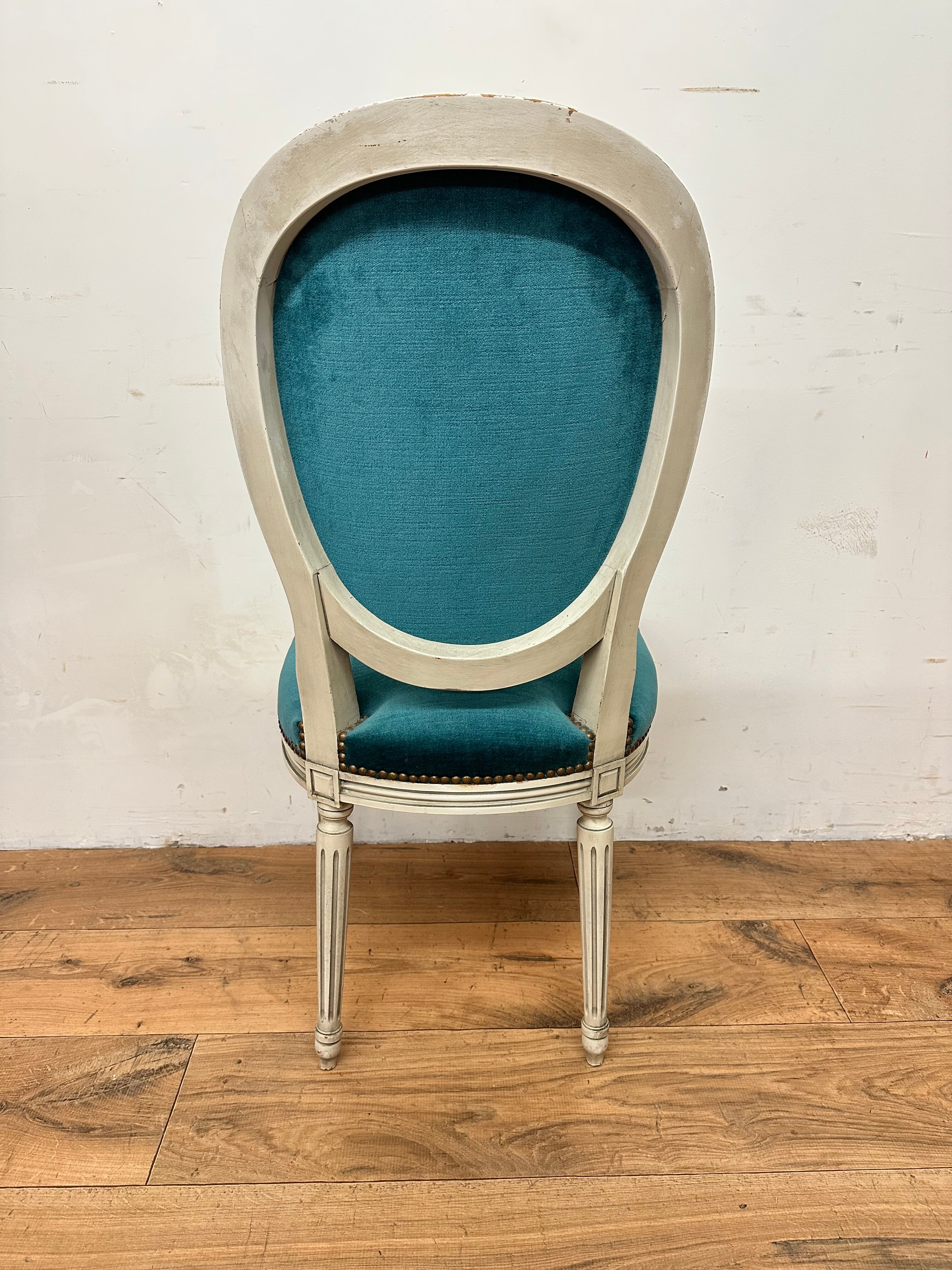 8 chaises à médaillon de style Louis XVI