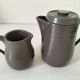 Duo verseuse et pot à lait en grès brun – céramique vintage