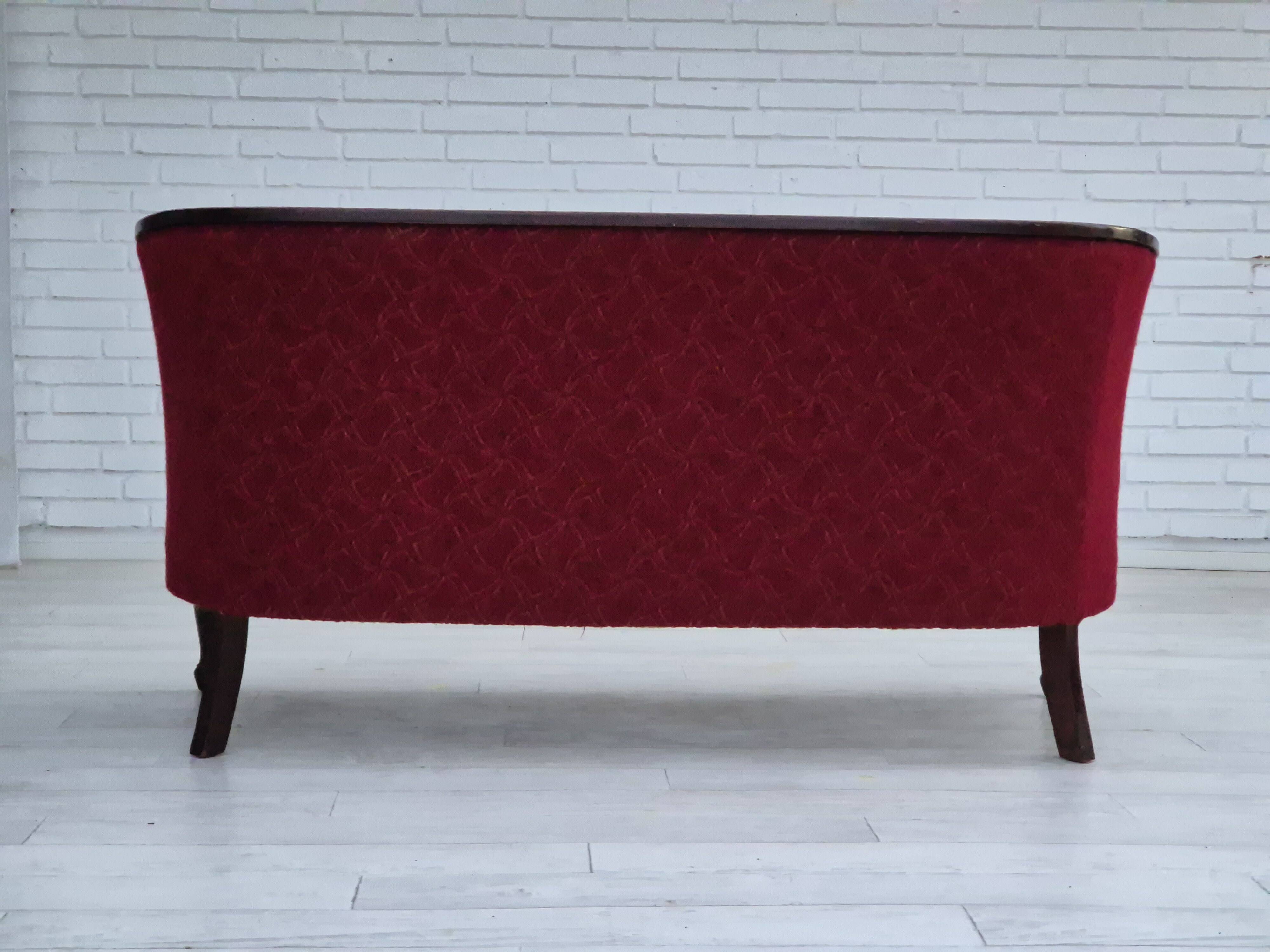 Années 1950, canapé danois 2 places, très bon état d'origine, bois de frêne.