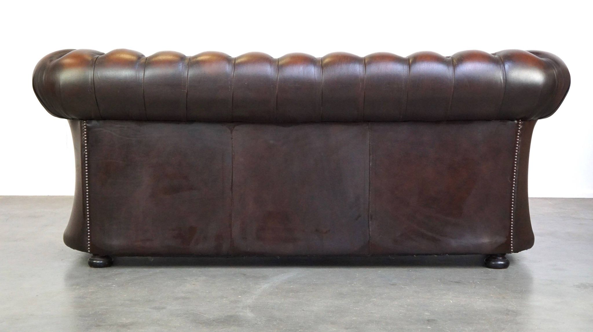 English Chesterfield 2.5 seater sofa in dark brown flamed cowhide leather