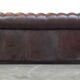 Canapé Chesterfield anglais 2,5 places en cuir de vachette flammé marron foncé