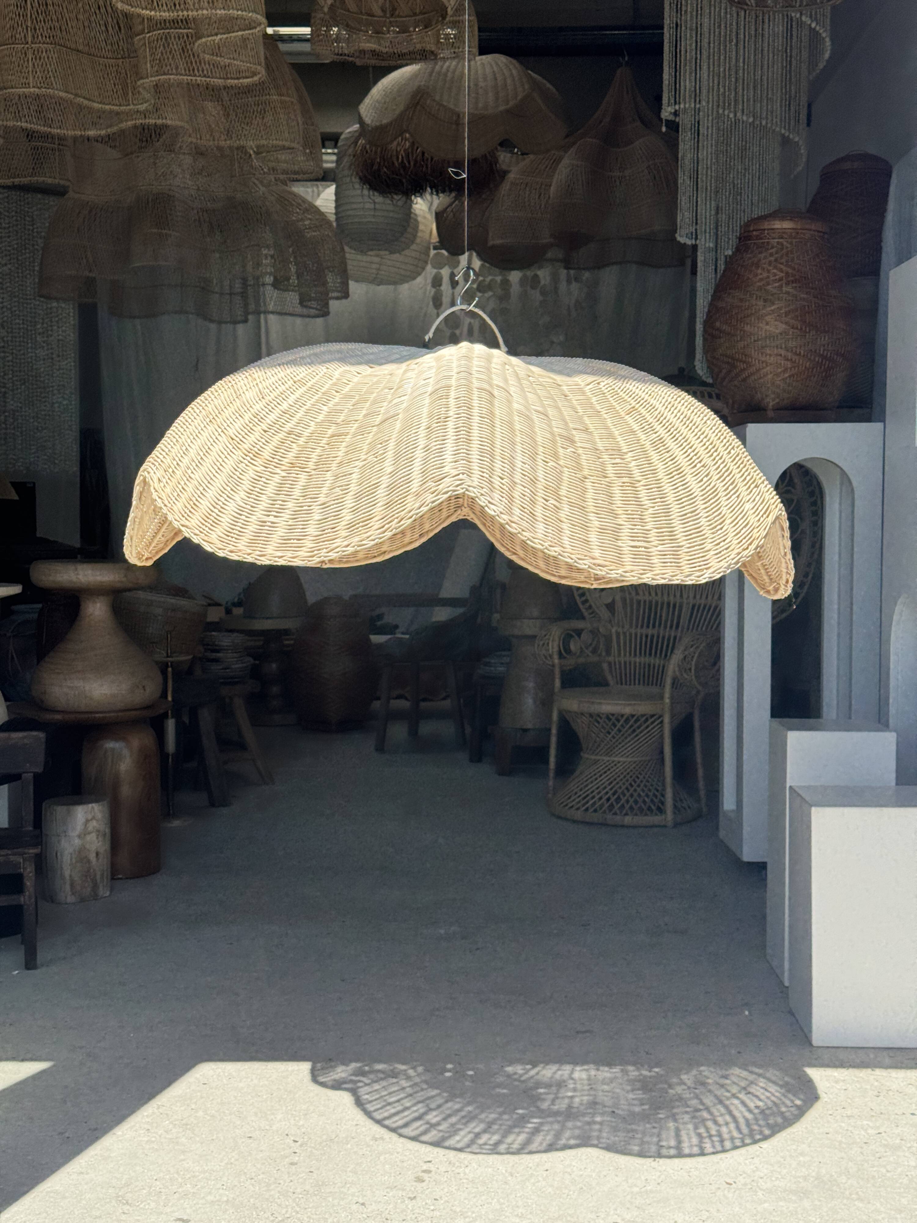 Large suspension or lampshade in flat woven tulip flower rattan H35 D