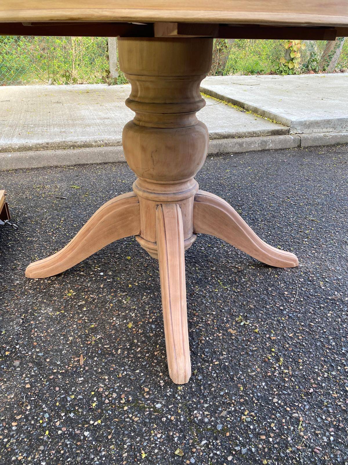 Renovated round extendable dining table with a central wooden leg, 110-210cm.