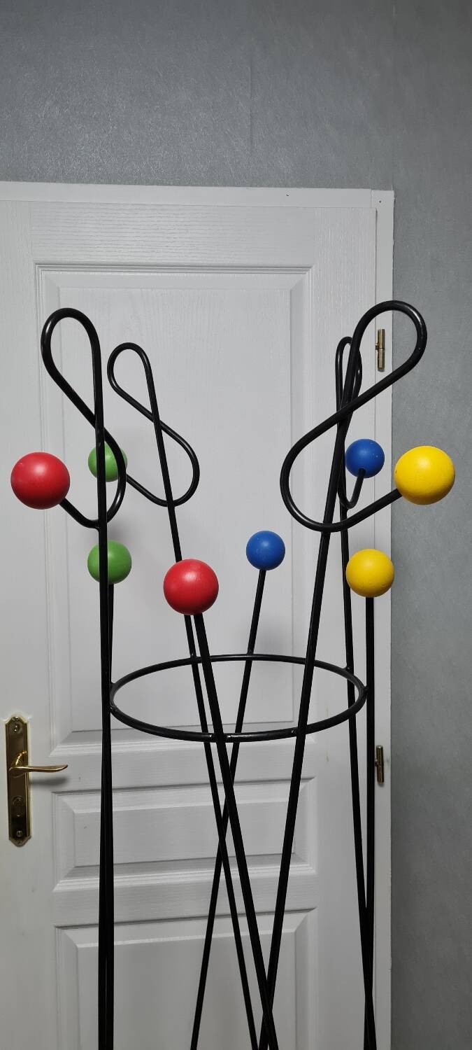Treble clef coat rack
