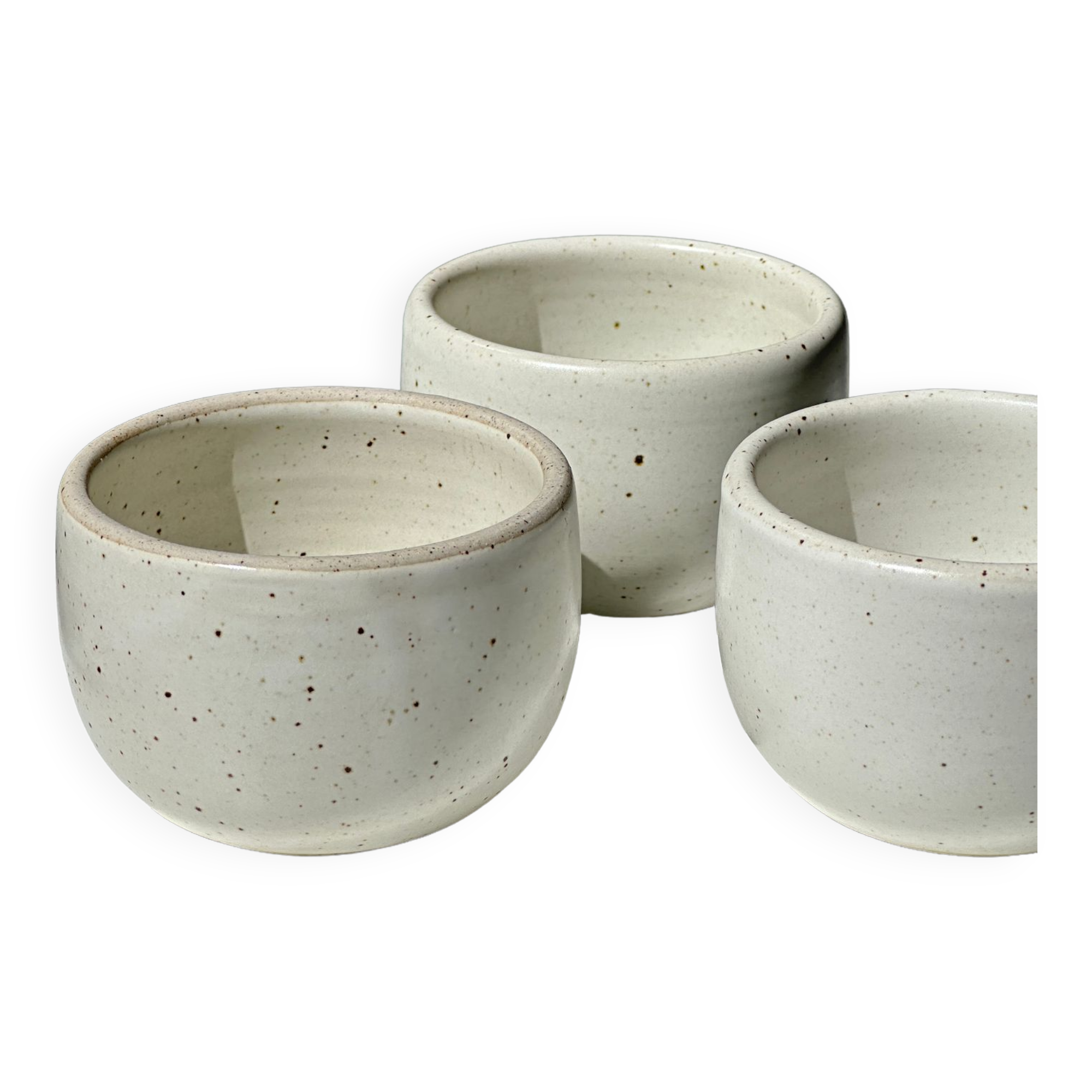 Trio of white ceramic cups D9cm