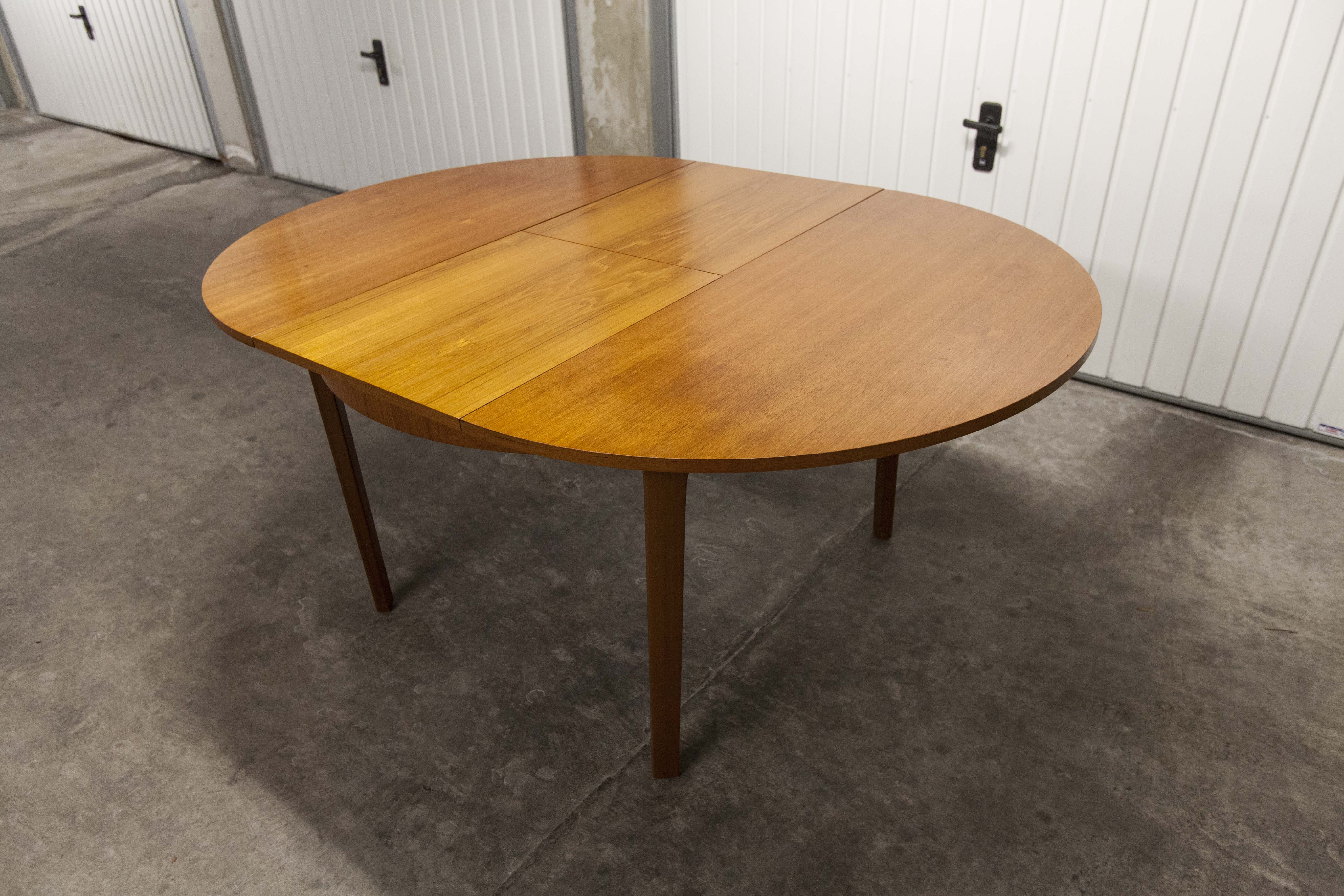 Scandinavian table in round teak with built-in extensions 1960