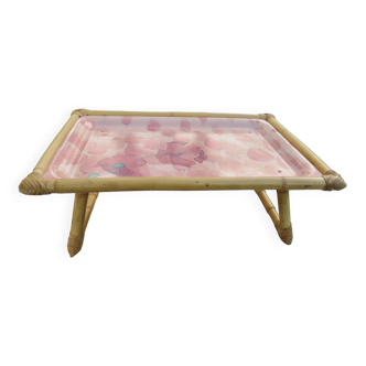Folding tray "pink floral pattern" fiberglass, rattan and bamboo 60s 70s