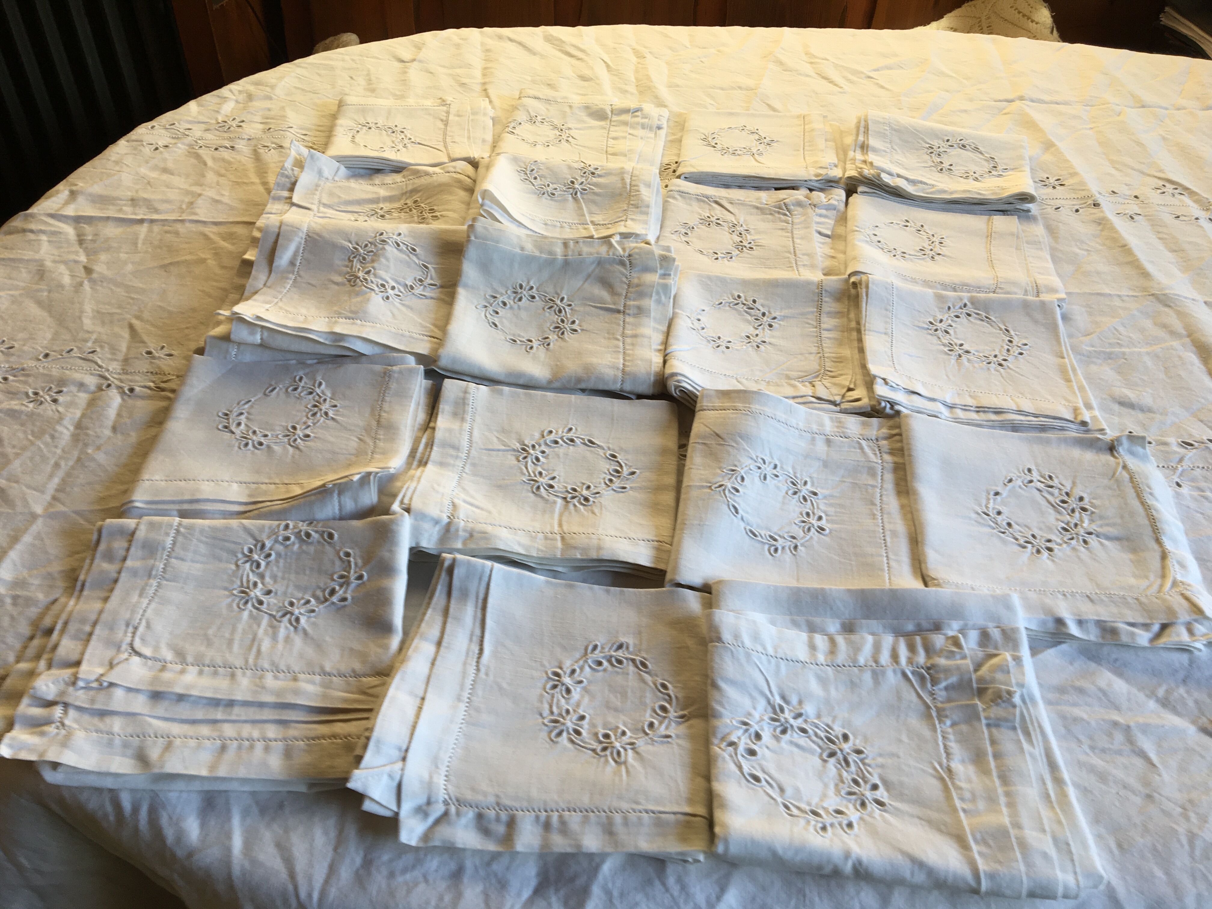 Service de table avec broderie blanche fait main sur toile de lin
